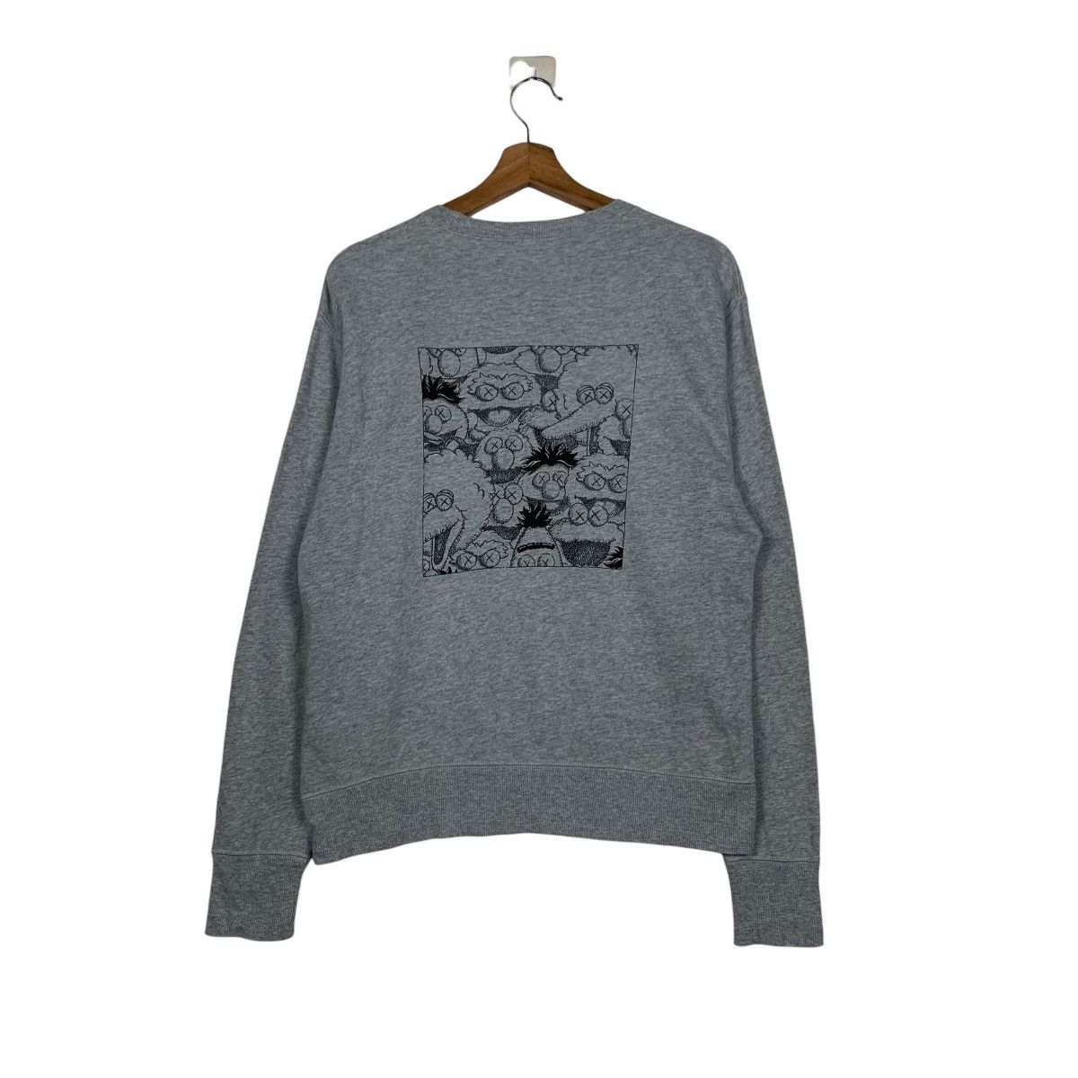 Uniqlo KAWS SESAME STREET Graphics Crewneck Sweatshirt #1978-C86 Size US S / EU 44-46 / 1 - 7 Thumbnail