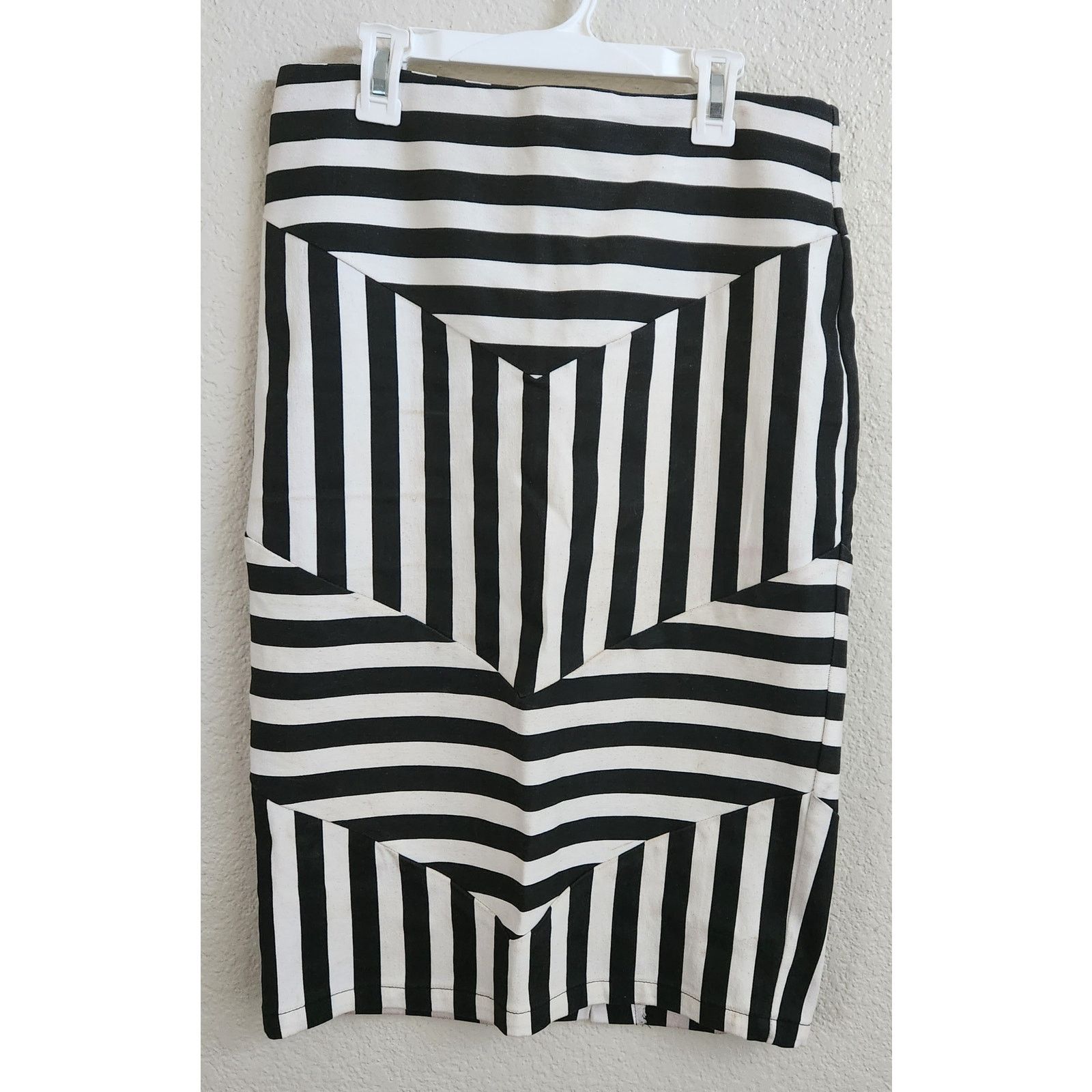 Other Venus Black White Stripe Pencil Skirt 10 Lightweight Size 32" / US 10 / IT 46 - 1 Thumbnail