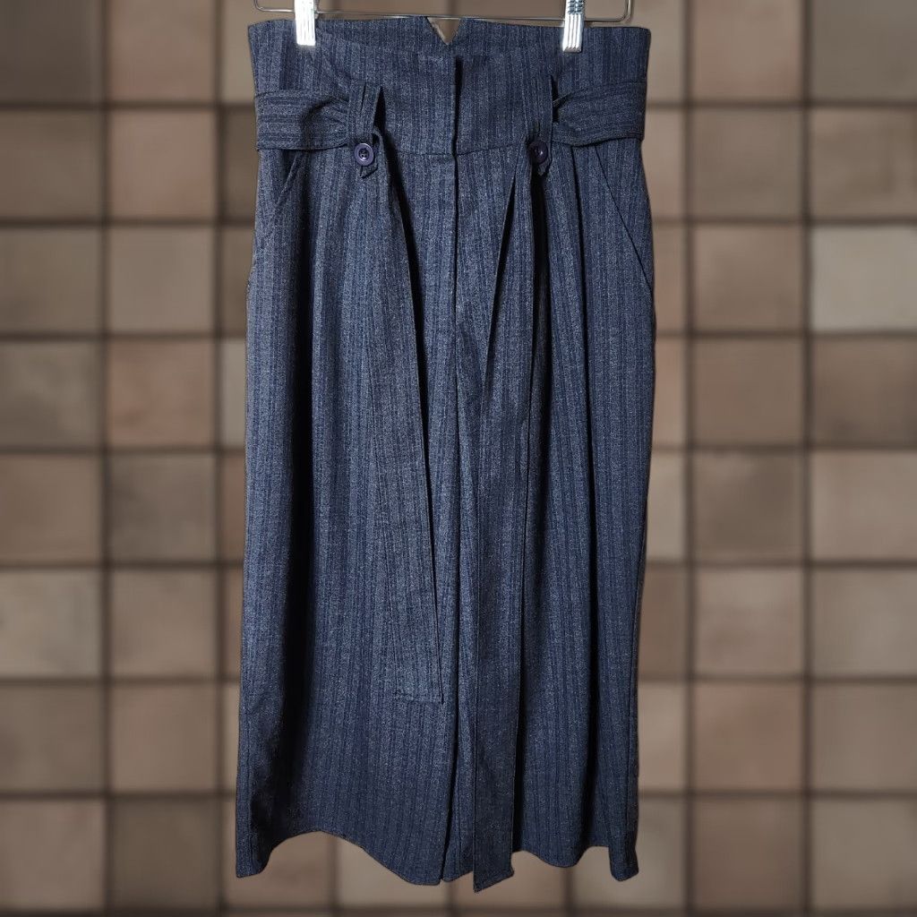 Vintage VINTAGE Nina USA High Tie Waist Pinstripe Wide Leg Crop Pants - Size M, Gray, Wide-Leg, Cropped, Pinstripe, Flat Front, Zip Closure, 15" Waist, Womens Size 32" / US 10 / IT 46 - 1 Thumbnail