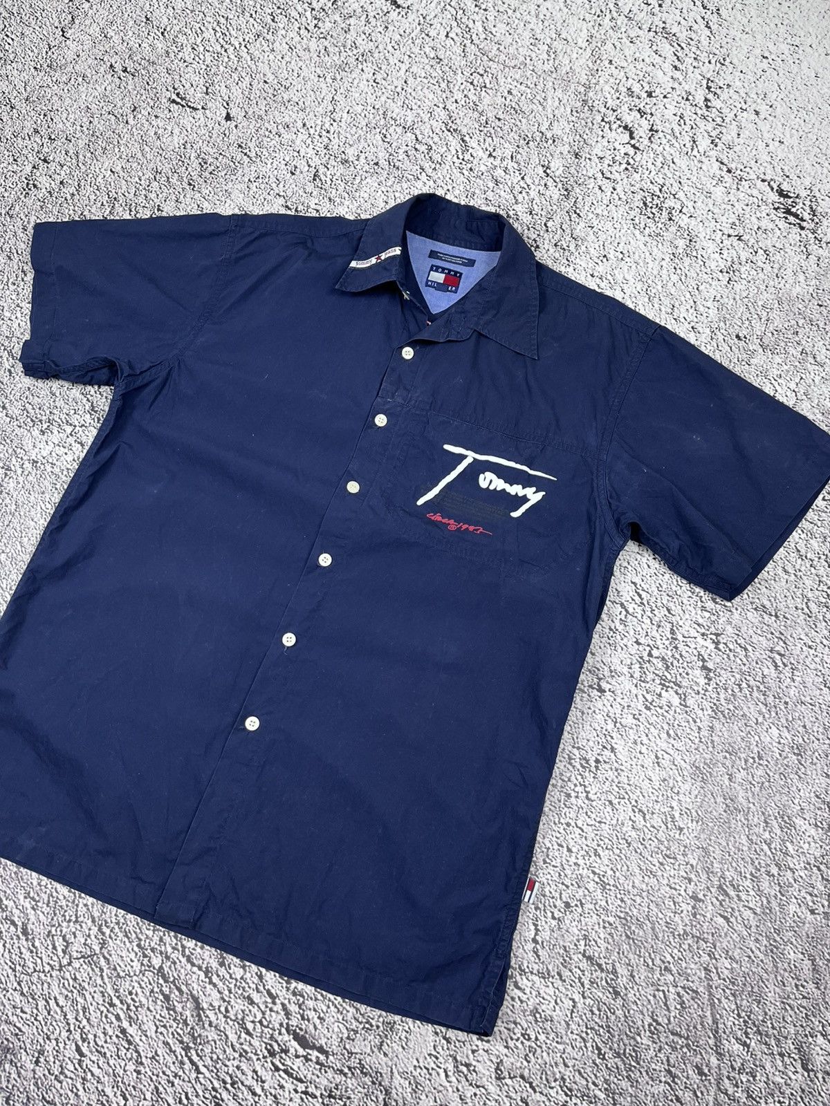 Tommy Hilfiger Vintage Tommy Hilfiger Big Logo shirt Size US L / EU 52-54 / 3 - 4 Thumbnail
