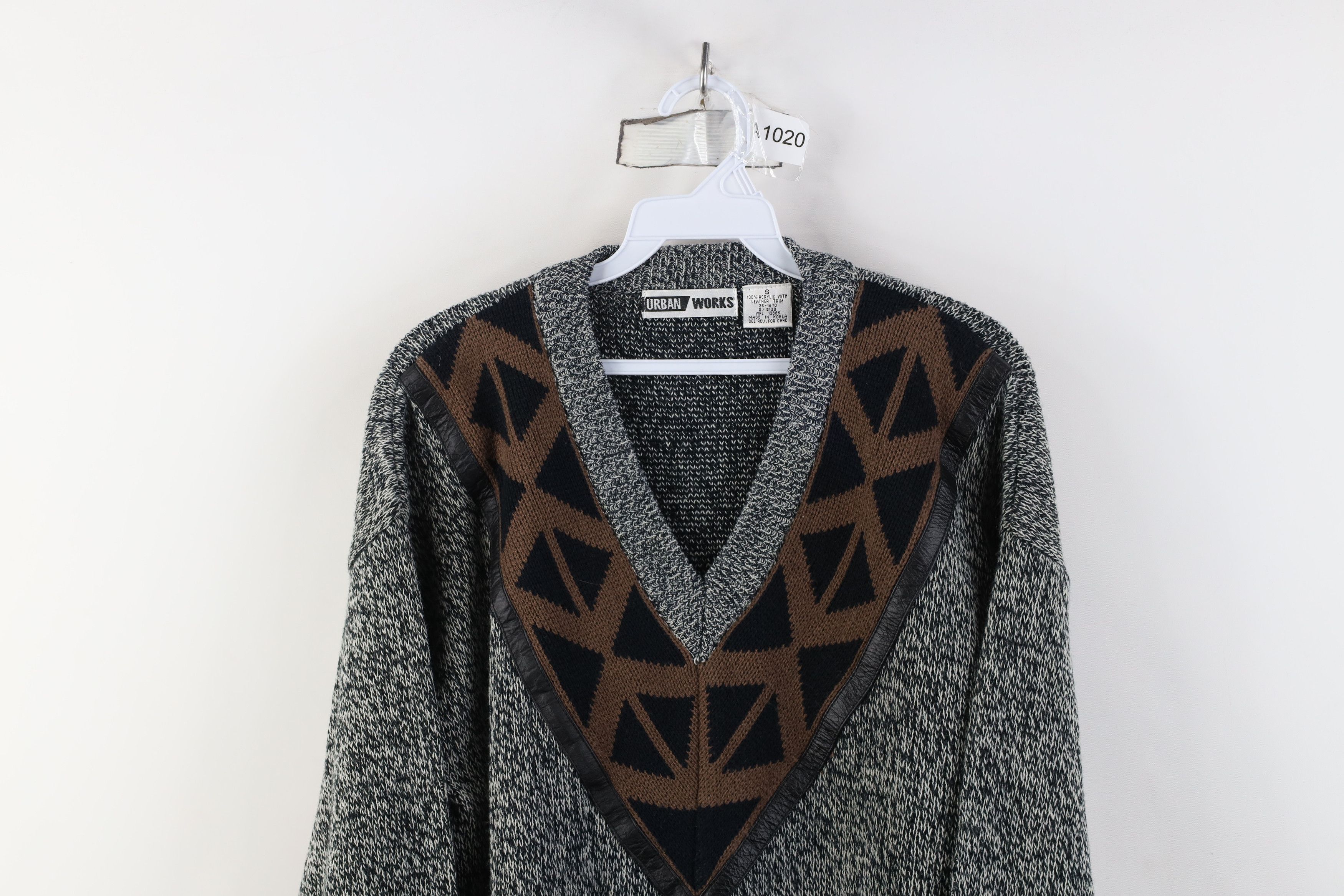 Vintage Vintage 90s Dapper Trim Geometric Knit V-Neck Sweater Size US S / EU 44-46 / 1 - 2 Thumbnail