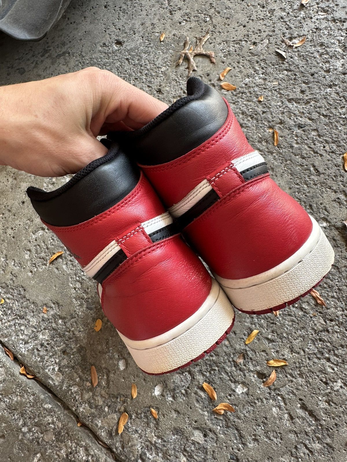Jordan Brand Nike Air Jordan 1 Retro OG Chicago 2015 size 11 Size US 11 / EU 44 - 4 Thumbnail