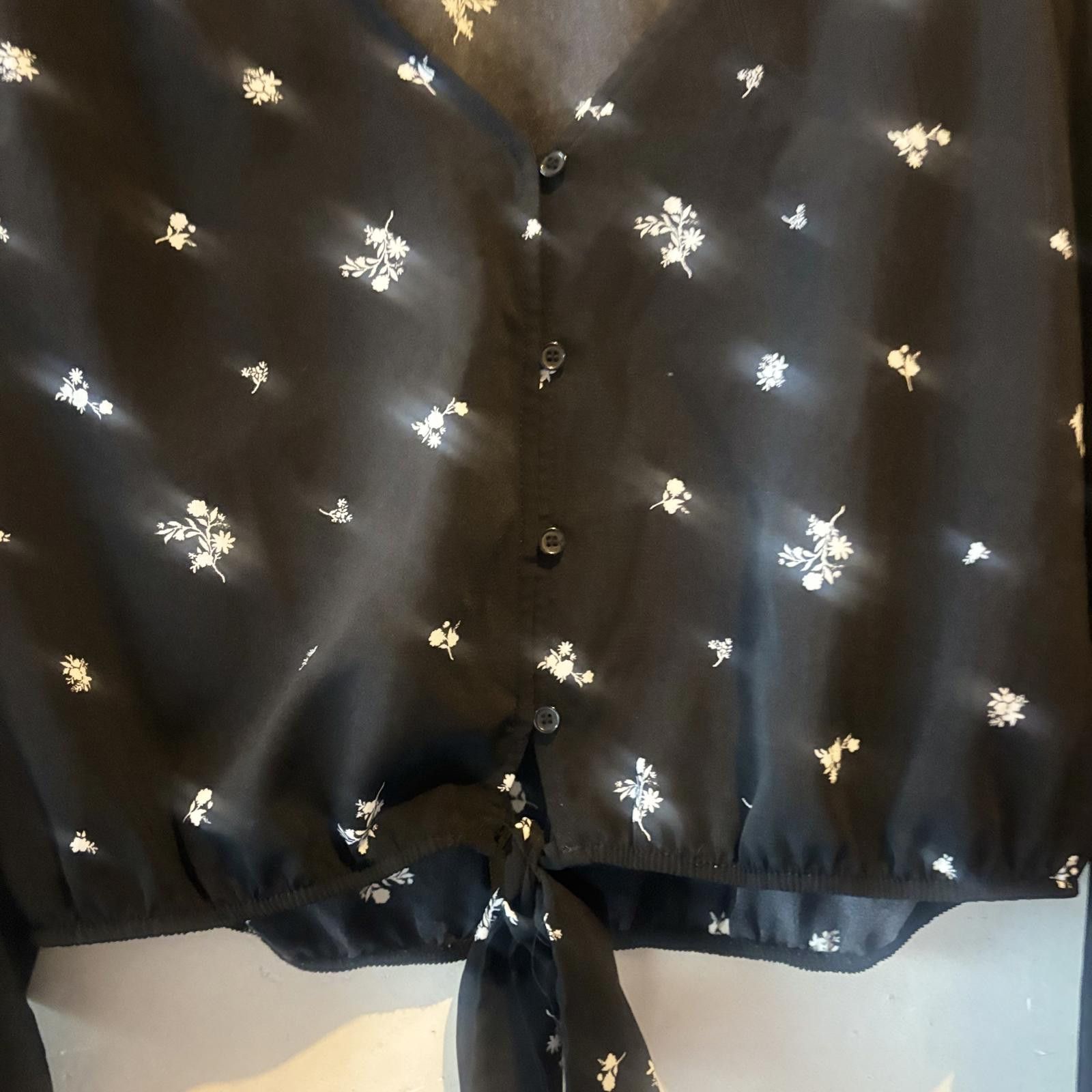Forever 21 Forever 21 Black Floral Tie-Front Blouse Size L / US 10 / IT 46 - 4 Thumbnail