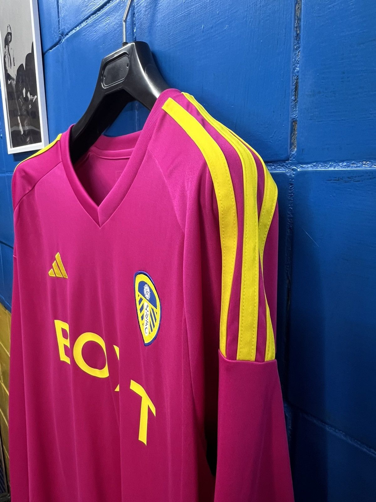 Adidas Leeds United 23/24 jersey Goalkeeper Football Shirt Size US XL / EU 56 / 4 - 2 Thumbnail