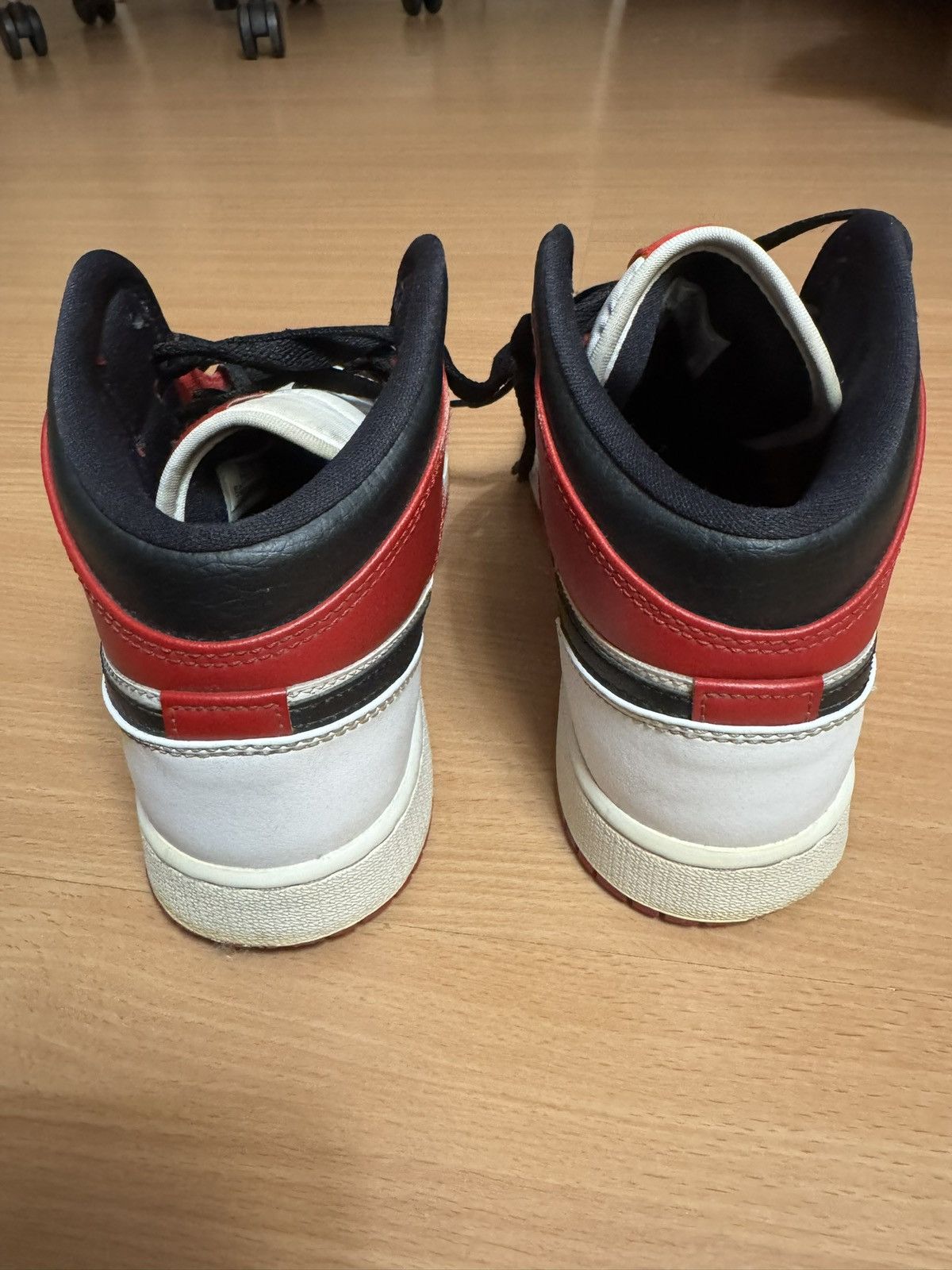 Jordan Brand Air Jordan 1 Mid Retro Size US 6 / EU 39 - 2 Thumbnail