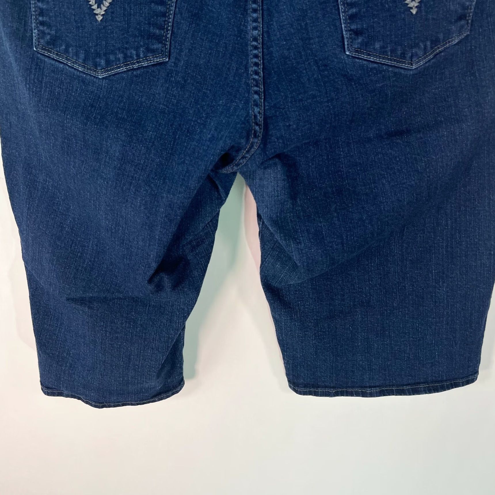 Levi's Levi's Womens Capri Jeans Flat Front Straight Leg 24 Blue Denim Slim Stretch Capri 24 Women's Jeans Update - Vintage? No Size 42" / US 20 - 6 Thumbnail