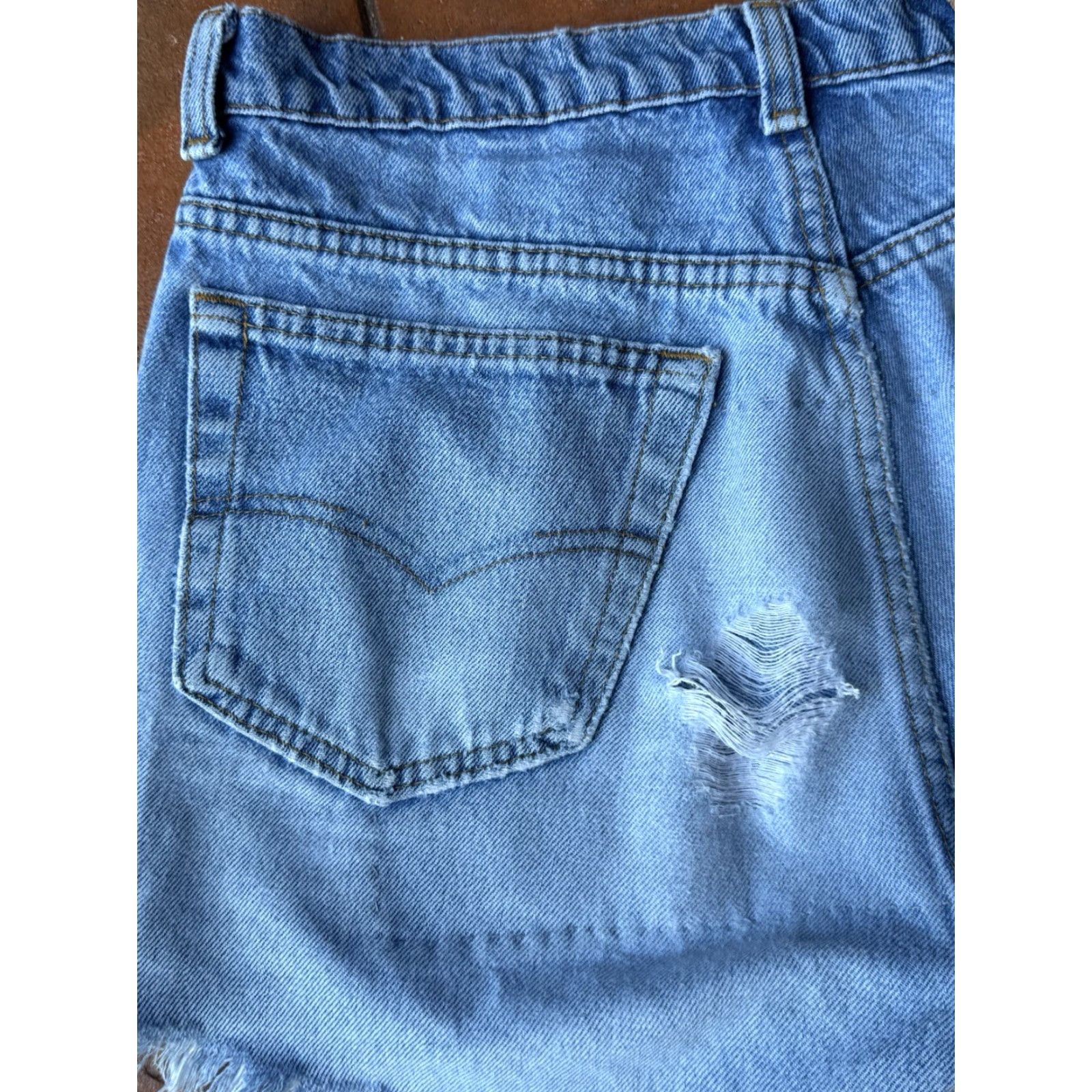 Levi's VINTAGE Levi's 501 Premium Cut Offs Shorts Womens 30 Blue Button Fly Distressed Bermuda Jeans Boys? Size 24" / US 00 / IT 34 - 7 Thumbnail