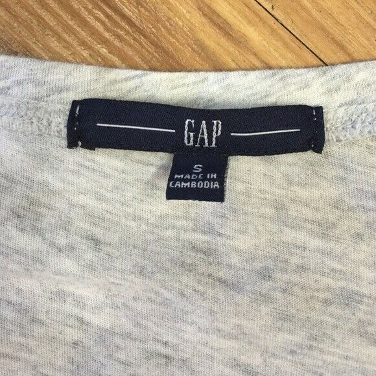 Gap Gap Gray Fitted Tee Top Shirt Flowers at Neck Size Small Size US S / EU 44-46 / 1 - 4 Thumbnail
