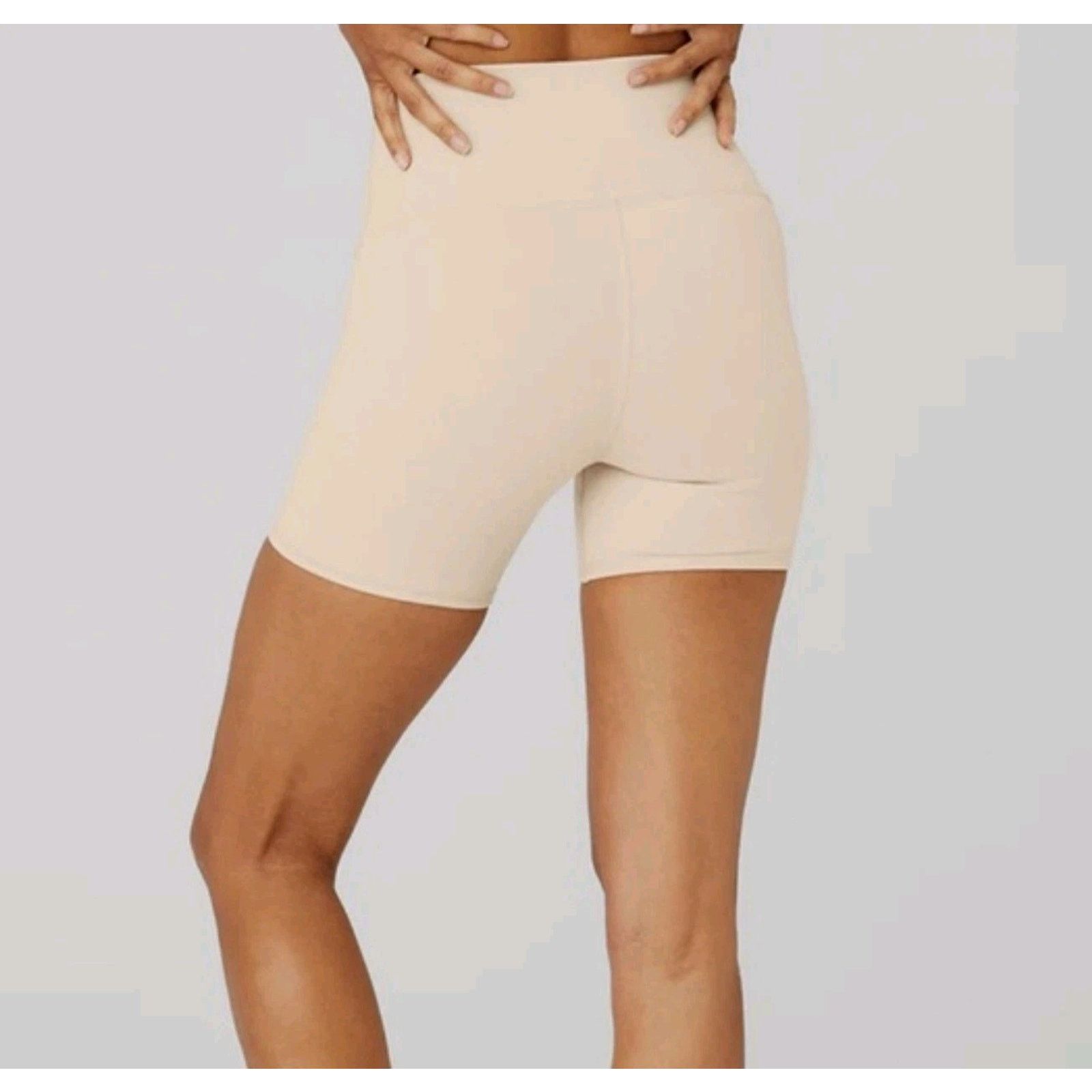 Alo Yoga Alo Yoga Airlift Energy Short 5" Biege Size S Size 25" / US 0 / IT 36 - 2 Thumbnail