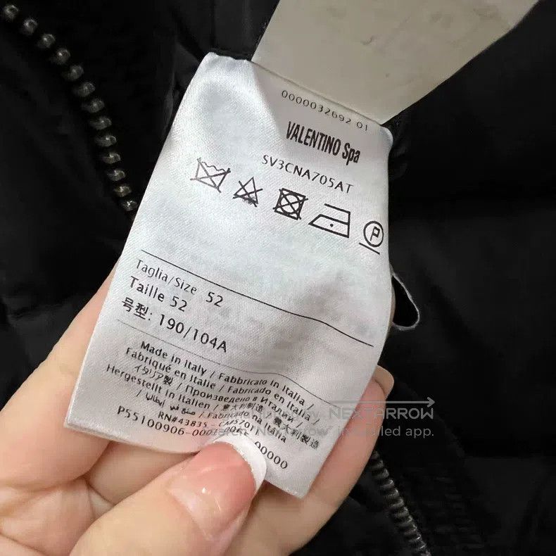 Other Valentino Black and red logo printed down jacket Size US M / EU 48-50 / 2 - 4 Thumbnail
