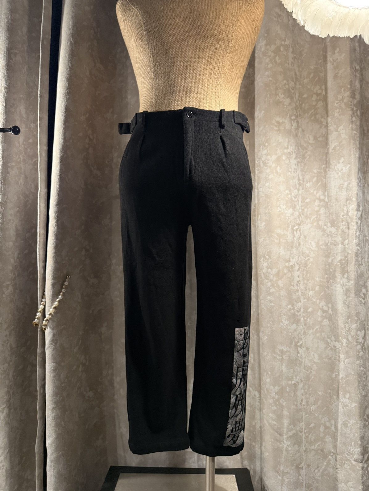 Other Black Cropped Trousers with Asian Calligraphy Print Size US 29 - 1 Thumbnail