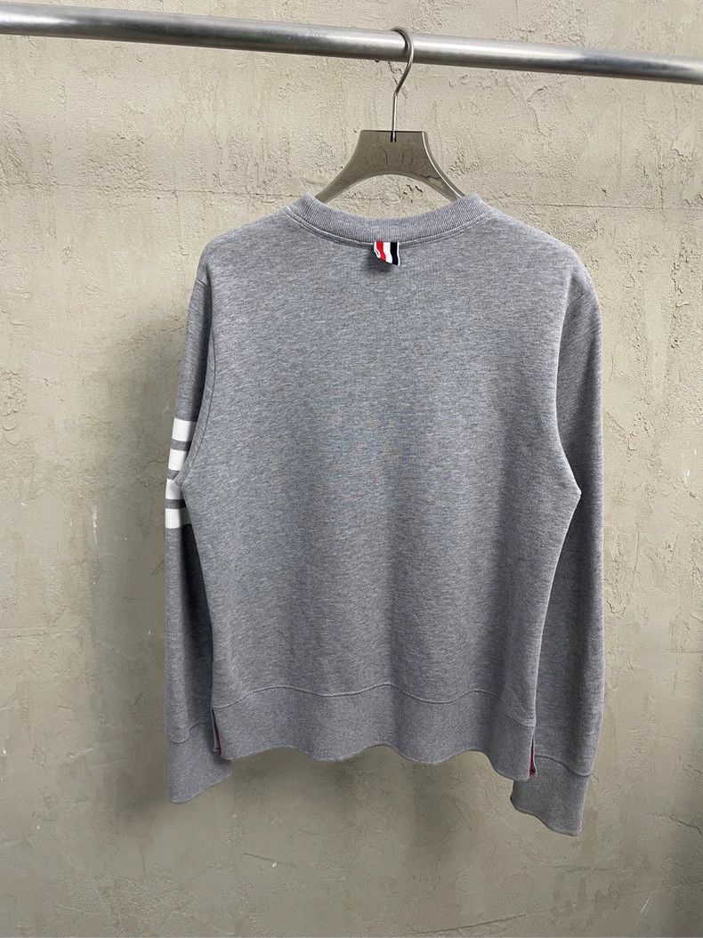 Thom Browne Thom browne Gray four-striped round-neck sweatshirt 2504-Ne Size US M / EU 48-50 / 2 - 2 Thumbnail