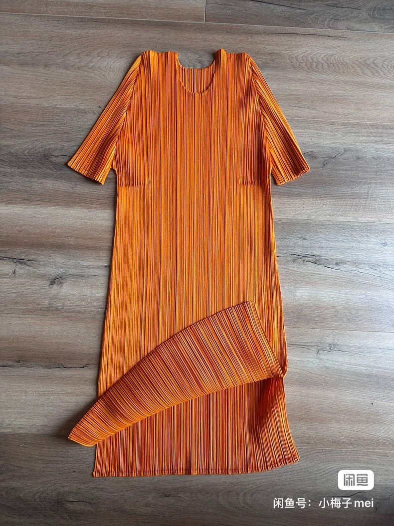 Issey Miyake Orange pleated skirt