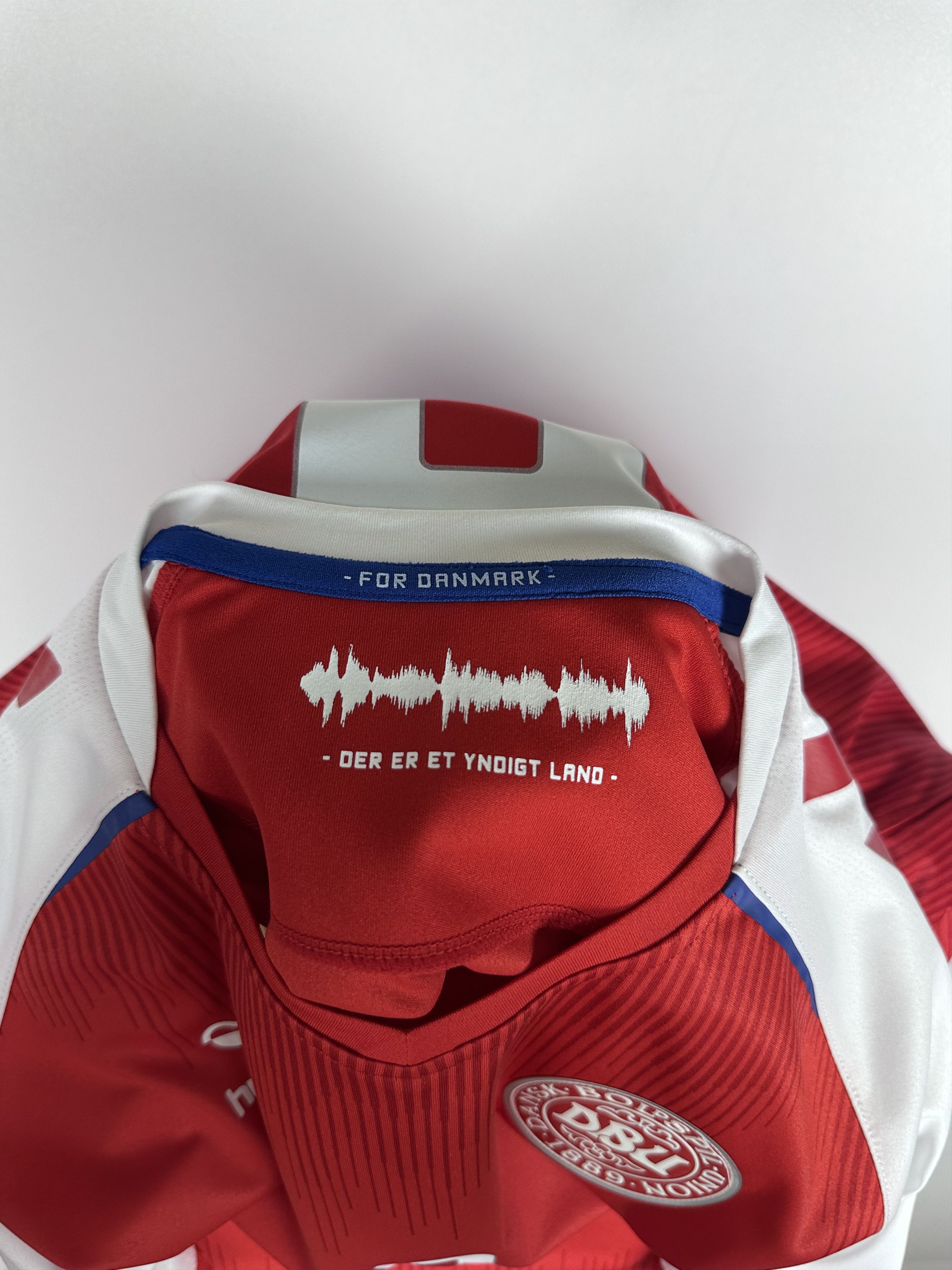 Hummel DENMARK 2021 22 FOOTBALL SHIRT JERSEY #9 BRAITHWAITE HUMMEL Size US M / EU 48-50 / 2 - 12 Thumbnail
