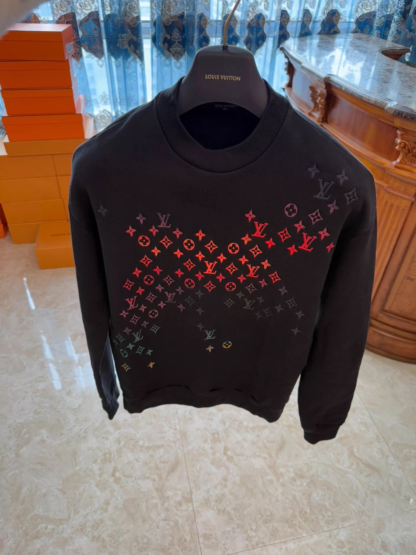 Louis Vuitton LV Embroidered Gradient Logo Black Sweatshirt S (Oversized) Size US S / EU 44-46 / 1 - 2 Thumbnail