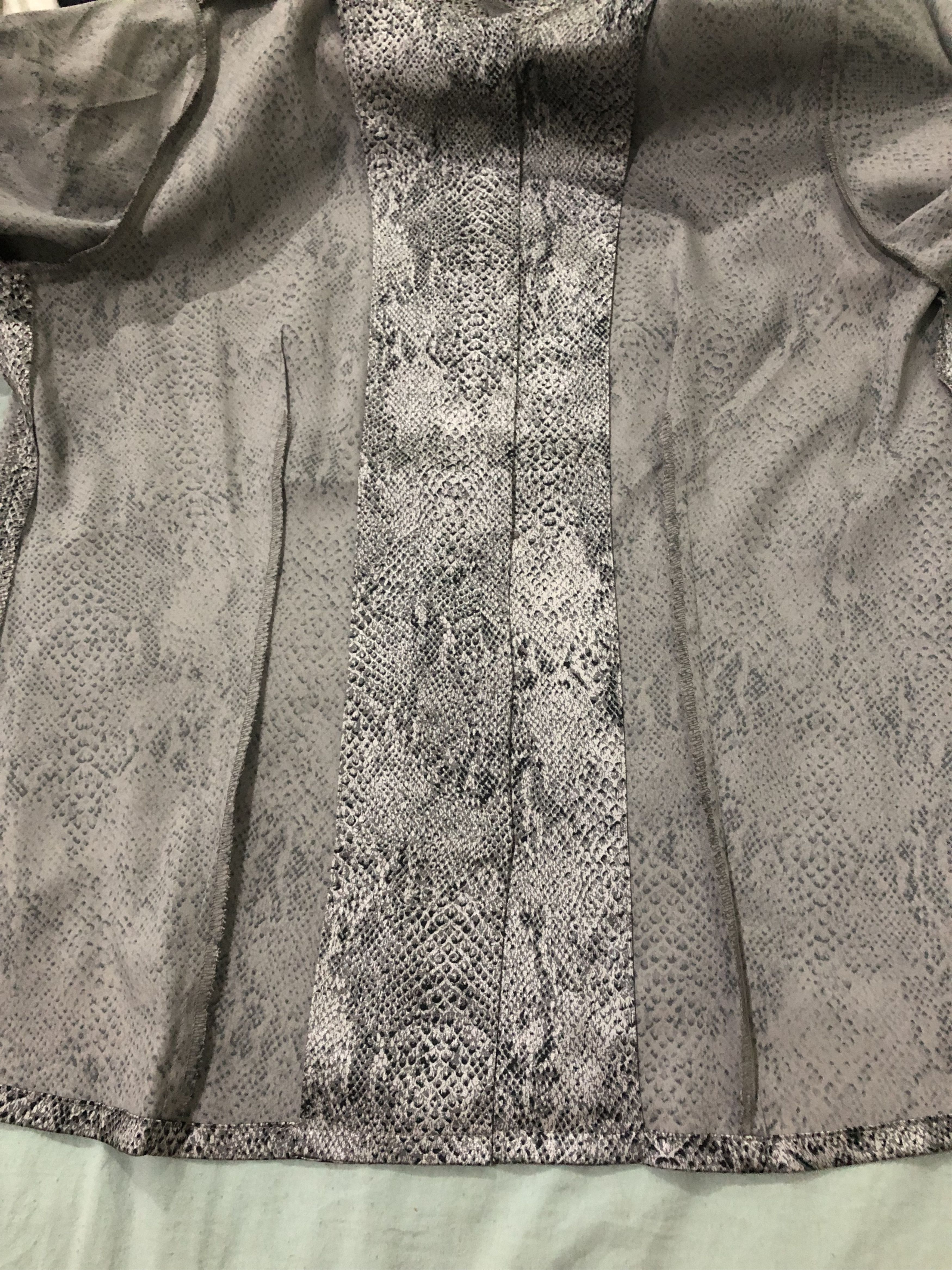 Yves Saint Laurent Yves Saint Laurent Women's Python Snake Print Shirt Blouse Size S / US 4 / IT 40 - 7 Thumbnail