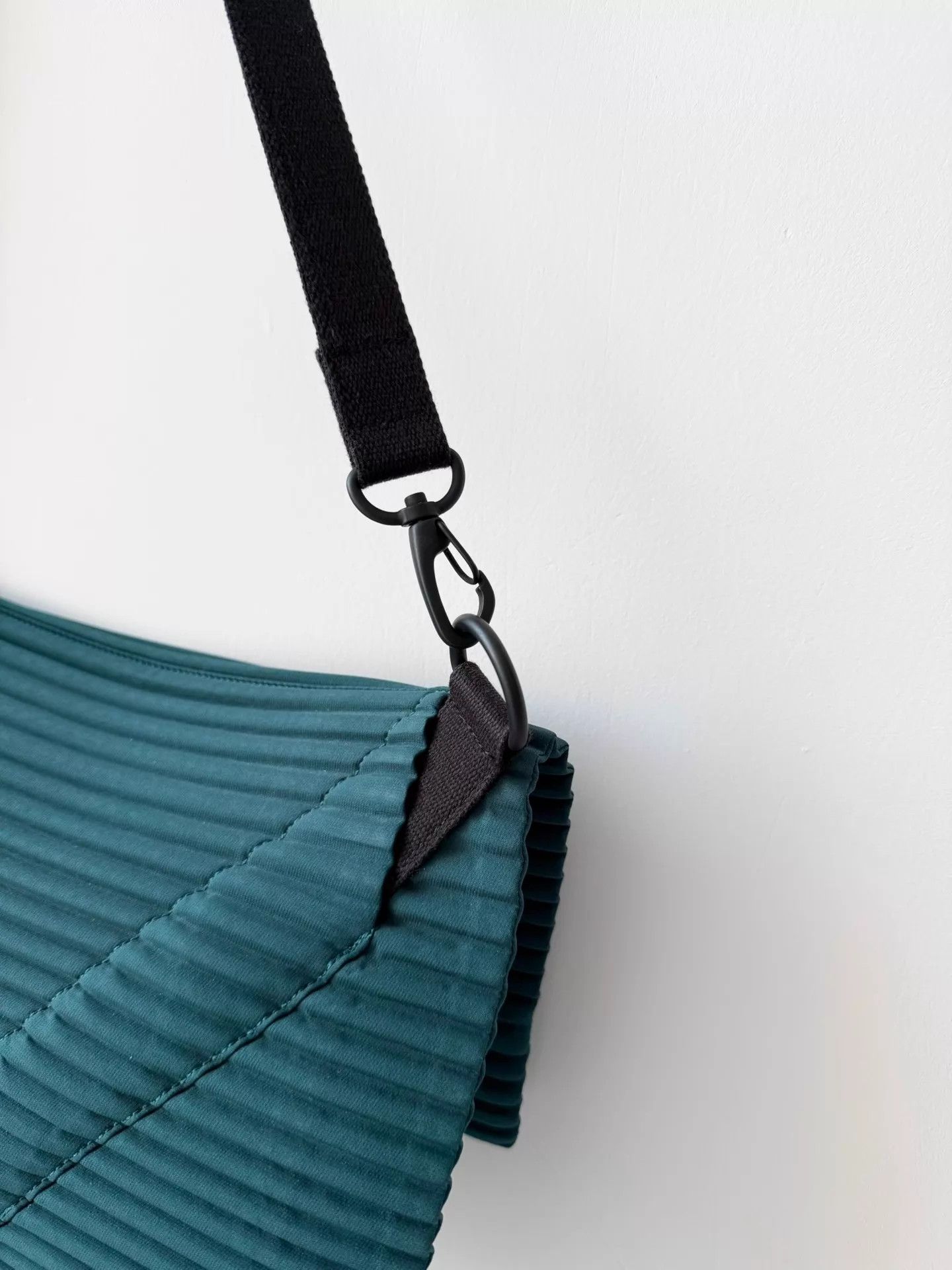 Issey Miyake HOMME PLISSÉ ISSEY MIYAKE HP96-AG521 Crossbody Bag Size ONE SIZE - 4 Thumbnail