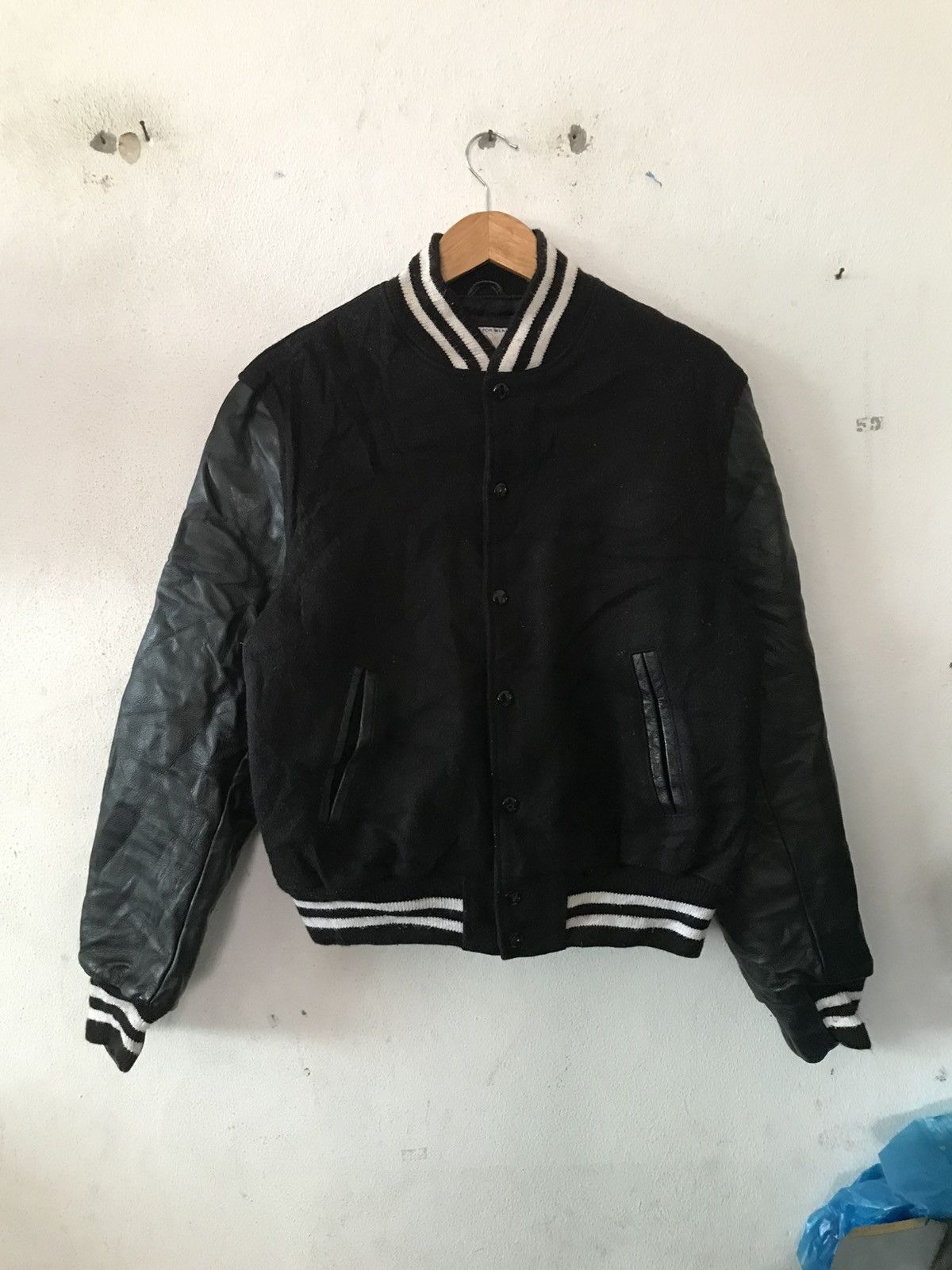Vintage PLAIN VINTAGE BLACK VARSITY MADE IN USA Size US M / EU 48-50 / 2 - 1 Thumbnail