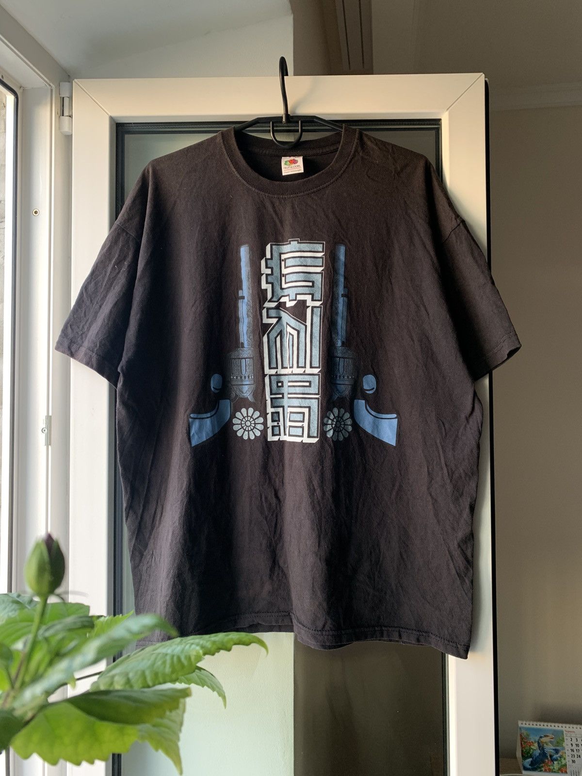Band Tees 🔥VINTAGE GUNS N ROSES 2006 EUROPEAN TOUR PISTOLS T-SHIRT Size US XL / EU 56 / 4 - 1 Thumbnail