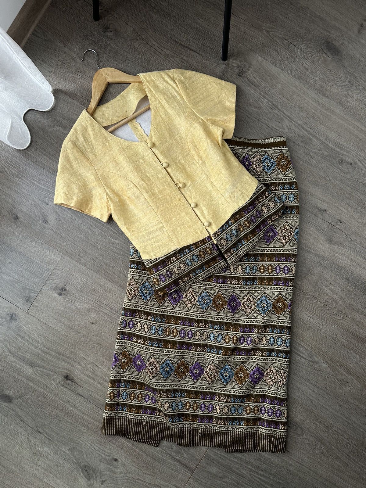 Other UK VTG Beige Thai Set Traditional Dress Skirt Wedding Blouse Size US M / EU 48-50 / 2 - 3 Thumbnail