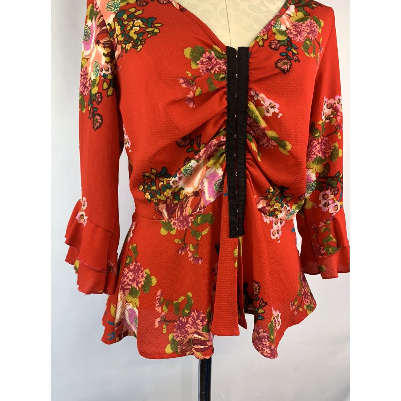 Vintage VINTAGE Front Blouse Junior Women's Red Floral Made in USA Medium Wishful Eye Hook Front Blouse Size M / US 6-8 / IT 42-44 - 4 Thumbnail