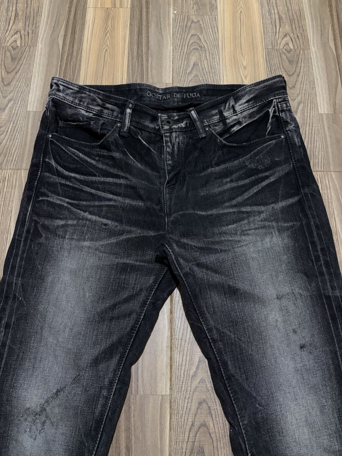 GOSTAR DE FUGA DISTRESSED FLARED JEANS