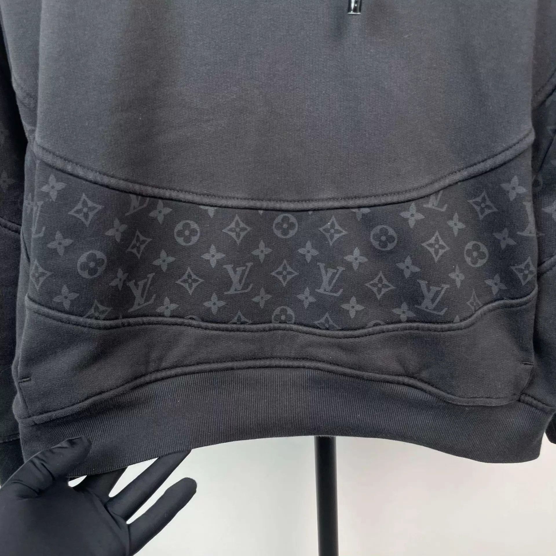 Louis Vuitton LV black circle logo print hoodie S Size US S / EU 44-46 / 1 - 3 Thumbnail