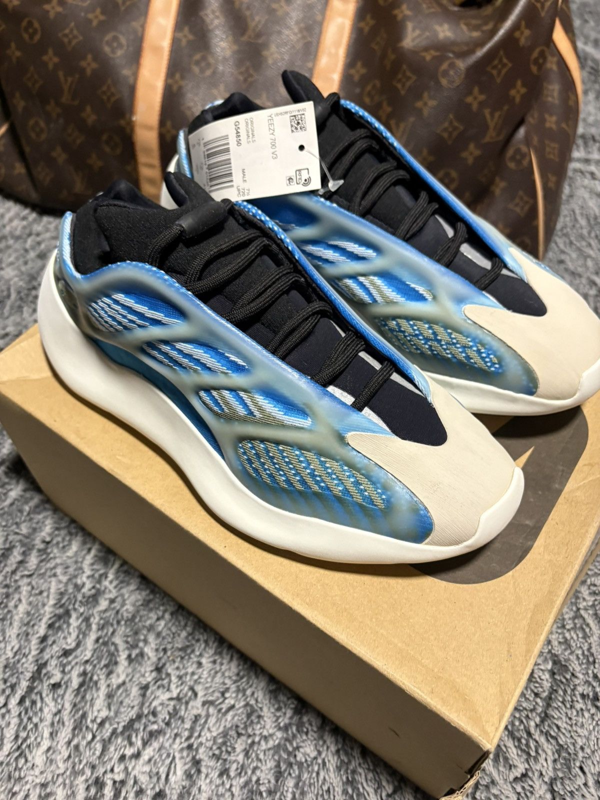 Yeezy Adidas Yeezy 700 V3 “Azareth” Size 8 Size US 8 / EU 41 - 10 Thumbnail