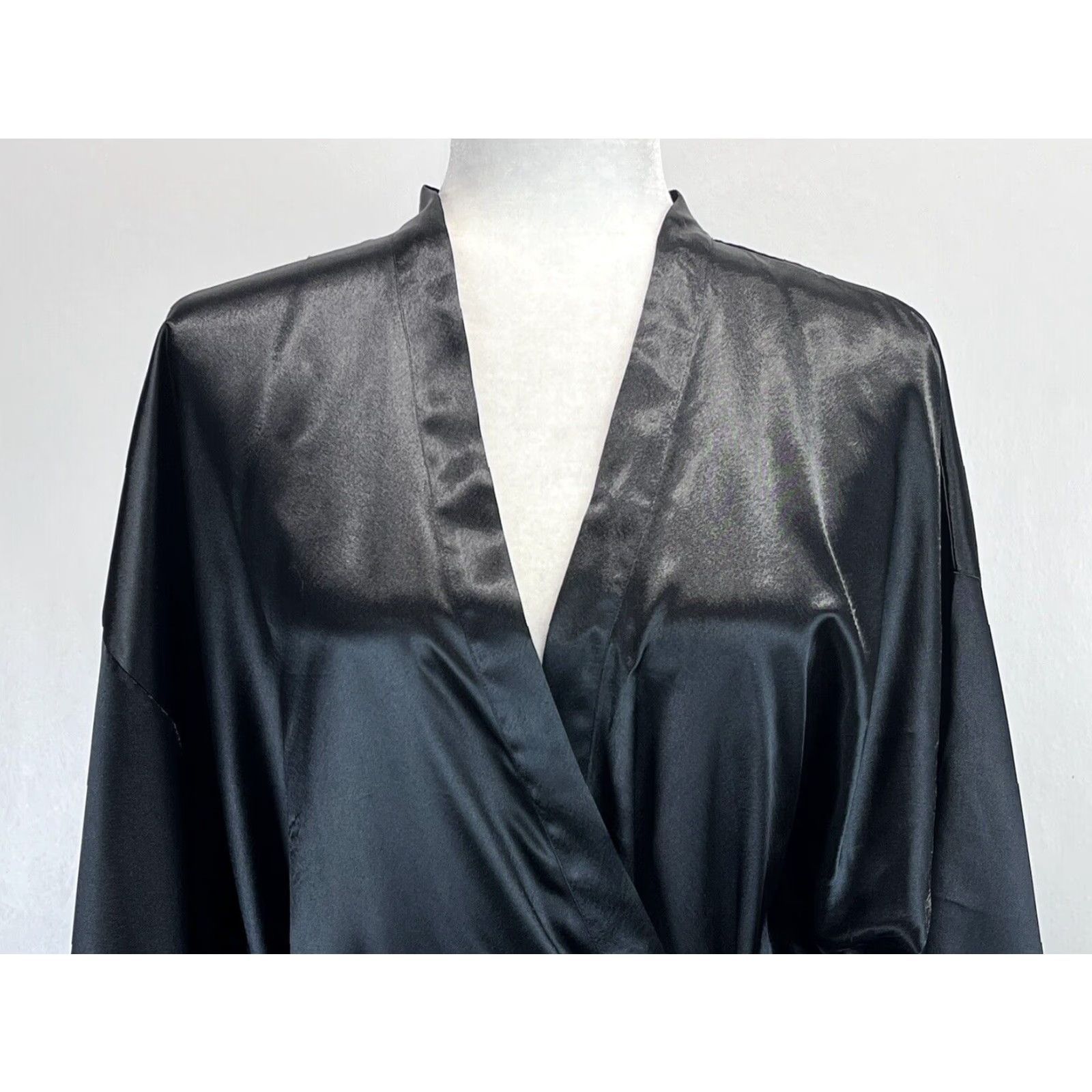 Victoria's Secret VINTAGE Victoria's Secret Satin Robe One Size Black Gold Label Belted Womens Size ONE SIZE - 5 Thumbnail