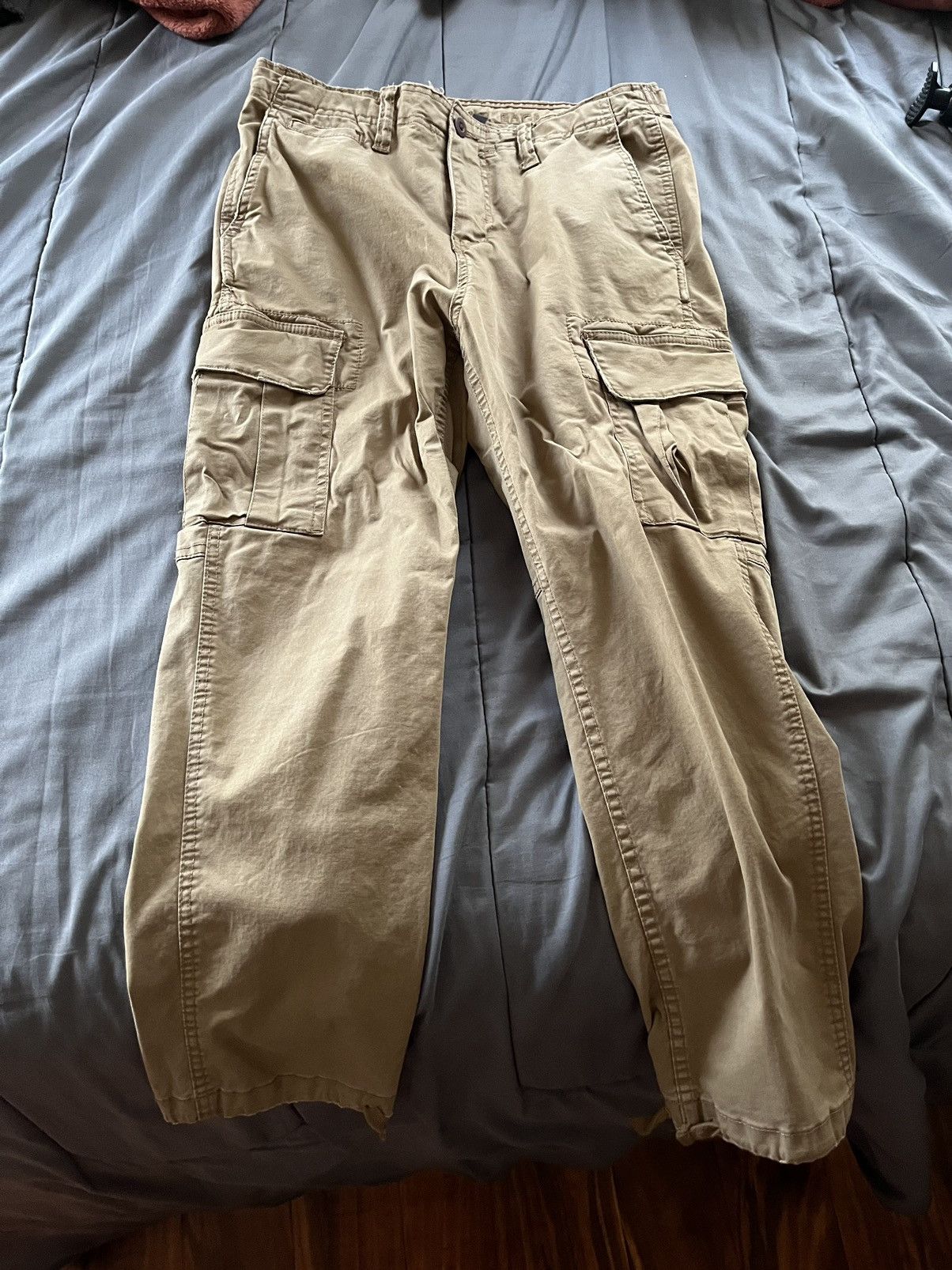 American Eagle Outfitters Kaki Cargo Pants Size US 32 / EU 48 - 1 Thumbnail