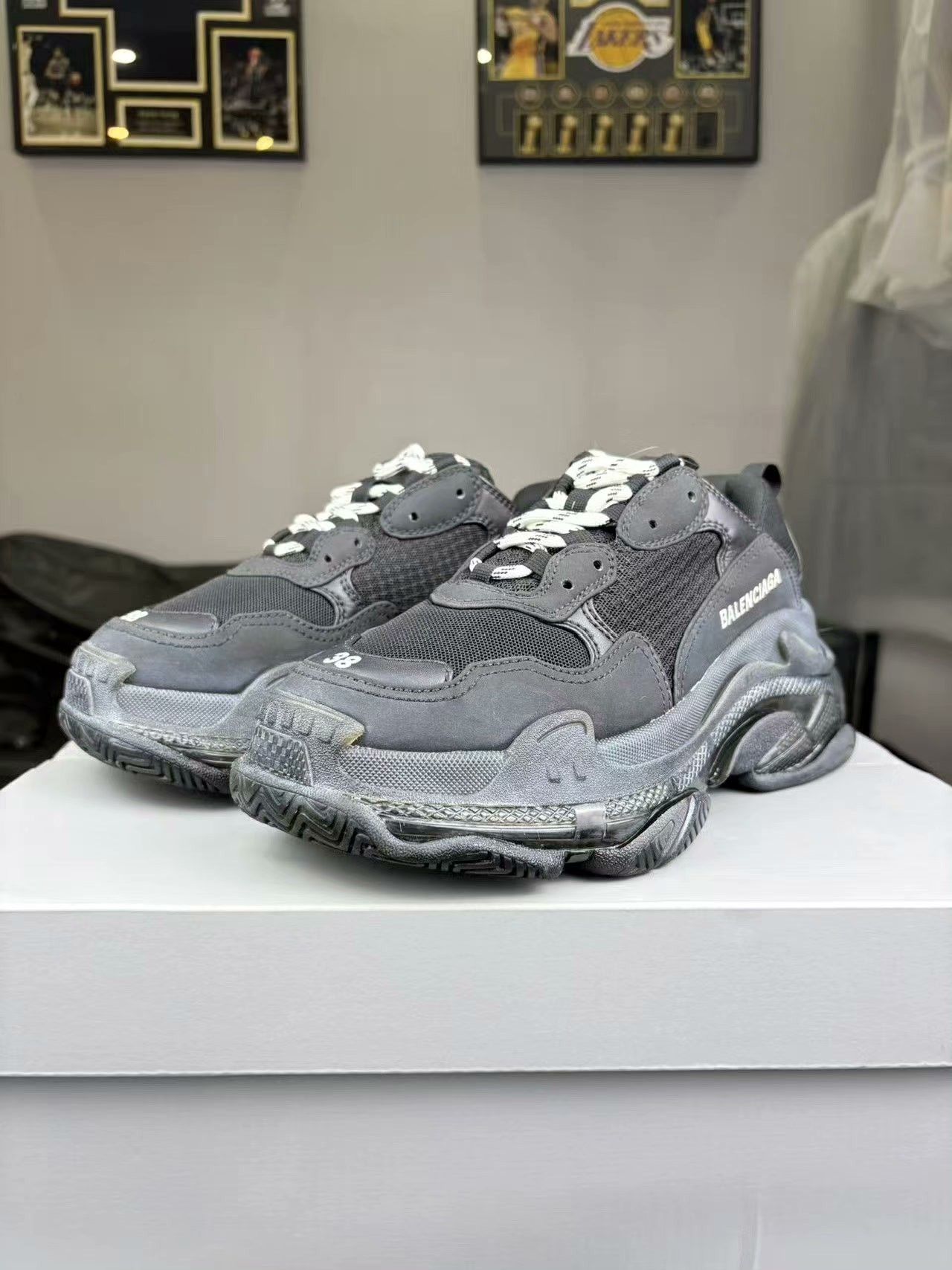Balenciaga Balenciaga Black Lowtop Sneakers 6 Men Size US 6 / EU 39 - 1 Thumbnail