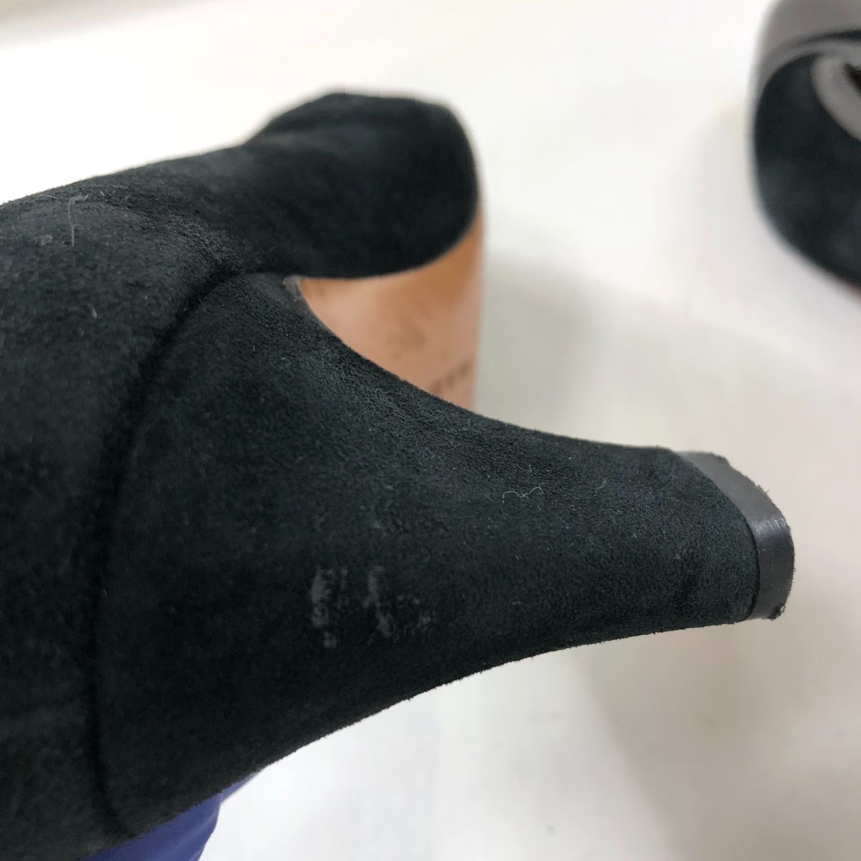 Salvatore Ferragamo Salvatore Ferragamo 8.5 Narrow Closed Toe Kitten Heel Suede Black Pump Womens XS? Size US 9 / IT 39 - 6 Thumbnail