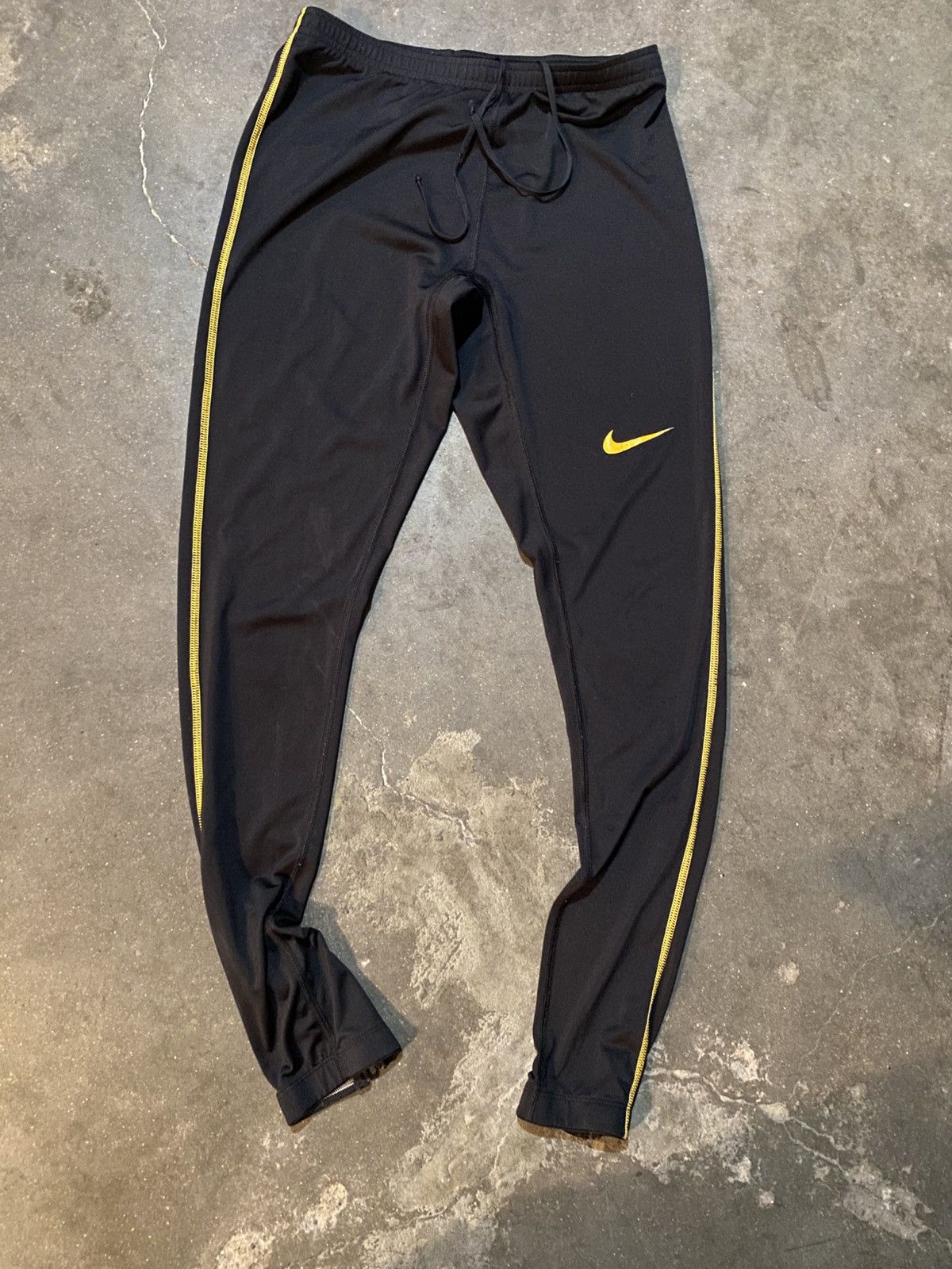 Nike Nike Black and Yellow Sweatpants Size US 34 / EU 50 - 1 Thumbnail