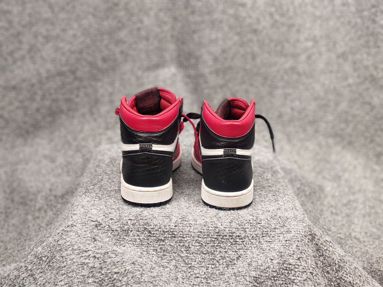 Nike Nike Air Jordan 1 Retro High OG Satin Red Leather sneaker Size US 6 / IT 36 - 11 Thumbnail