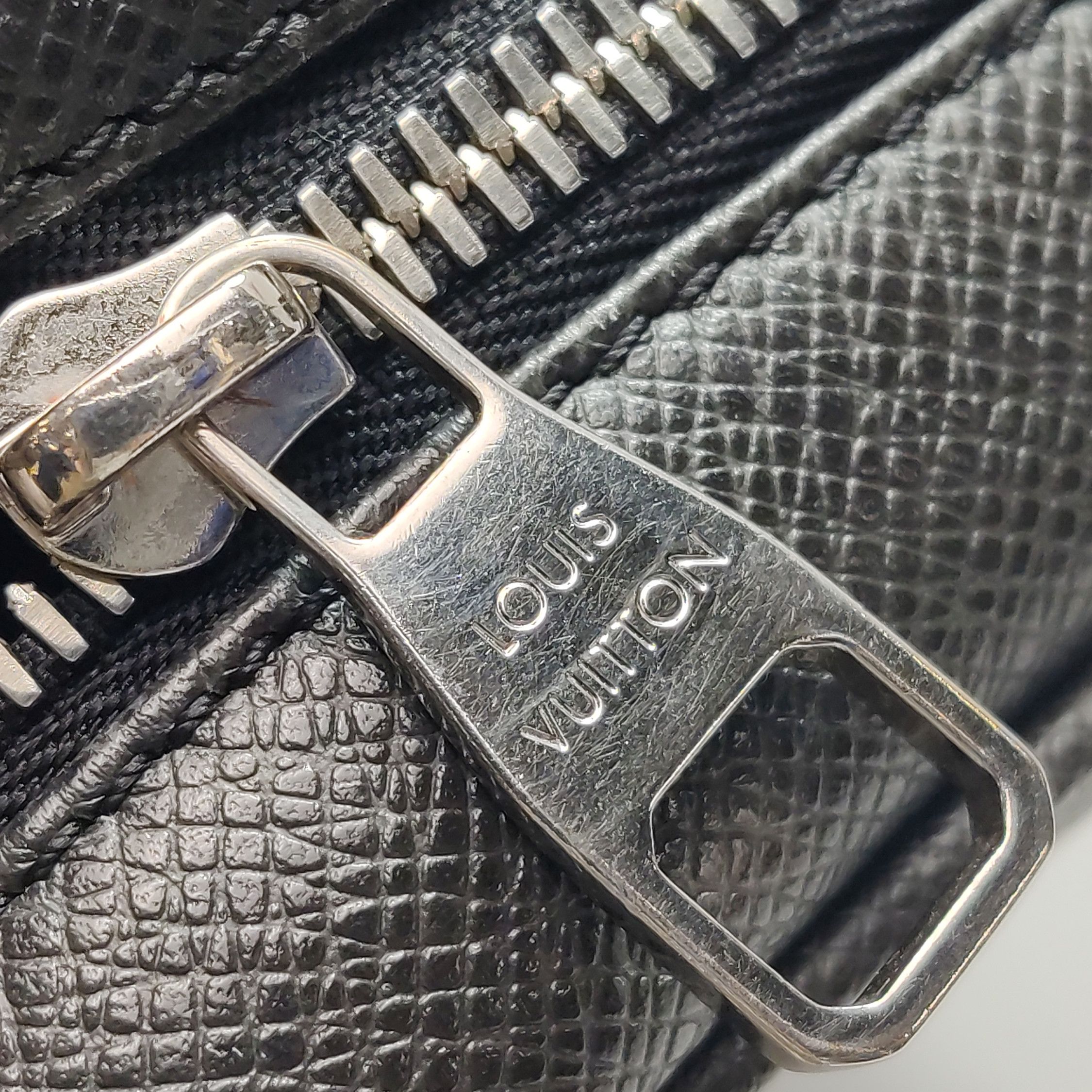 Louis Vuitton Louis Vuitton (LV) Cowhide Solid Zipper Clutch -y2506 Size ONE SIZE - 3 Thumbnail