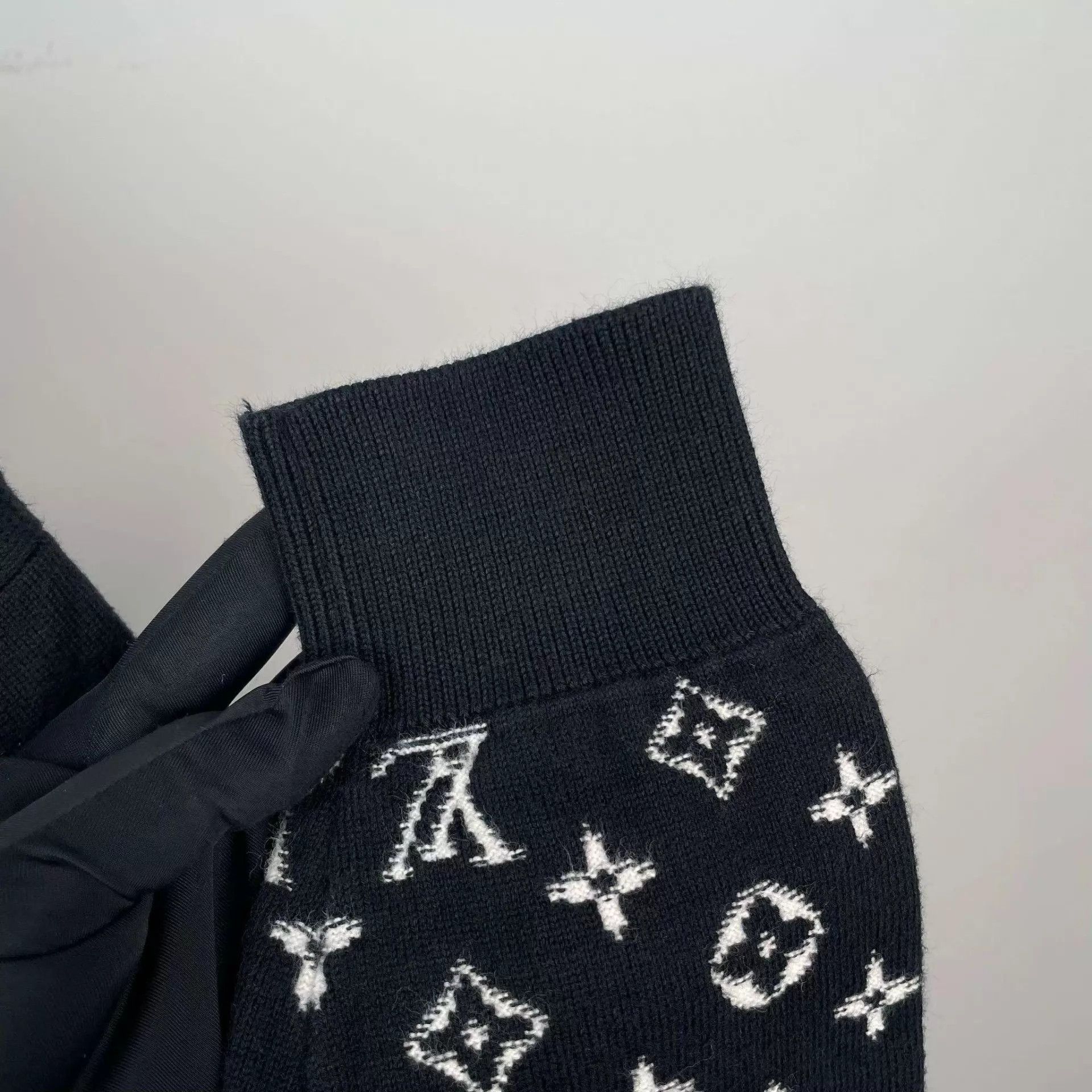Louis Vuitton LV allover print gradient knit sweater black M Size US M / EU 48-50 / 2 - 9 Thumbnail