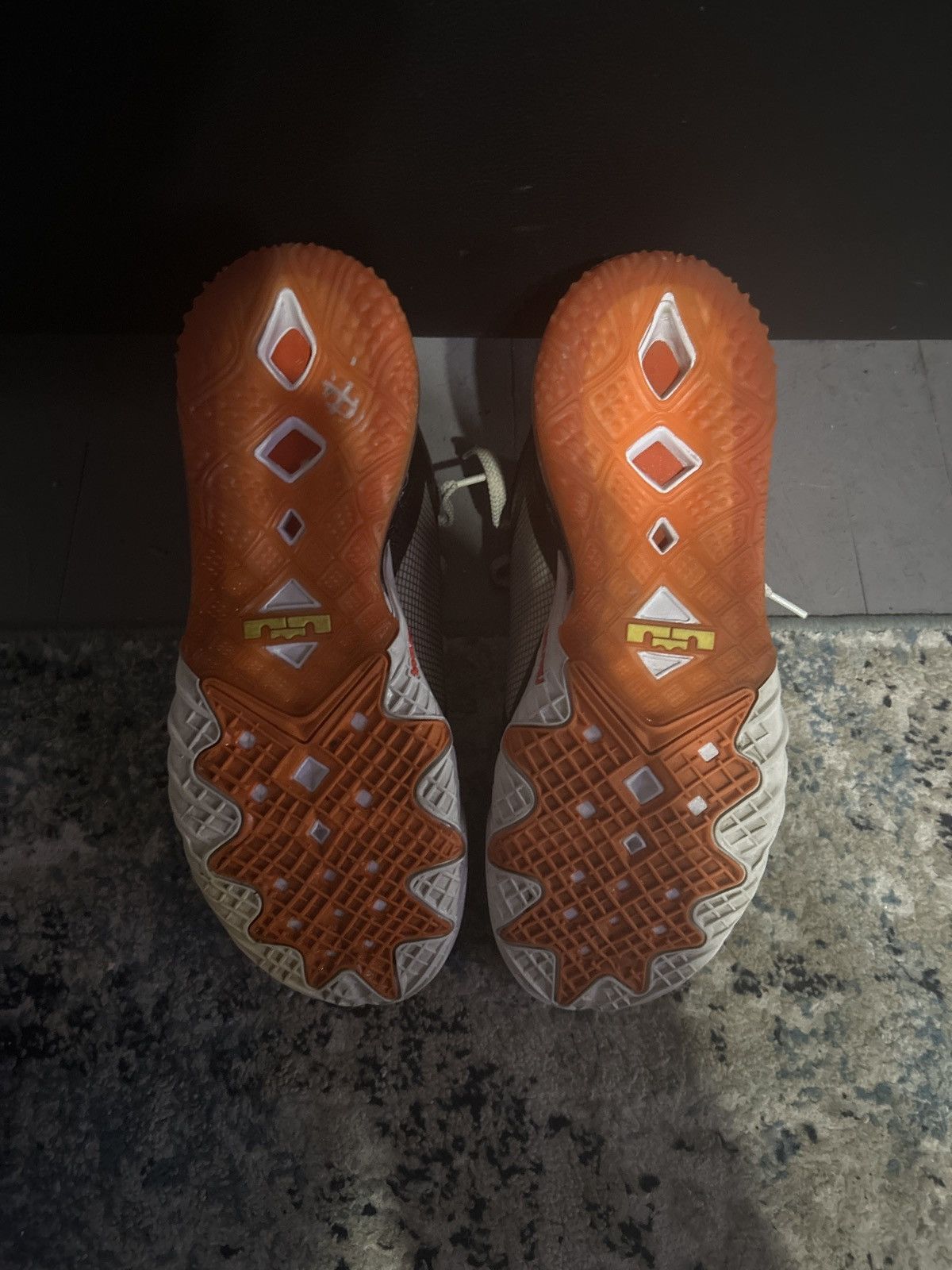 Nike Nike LeBron 18 Low “Sylvester vs Tweety” Size US 9.5 / EU 42-43 - 5 Thumbnail