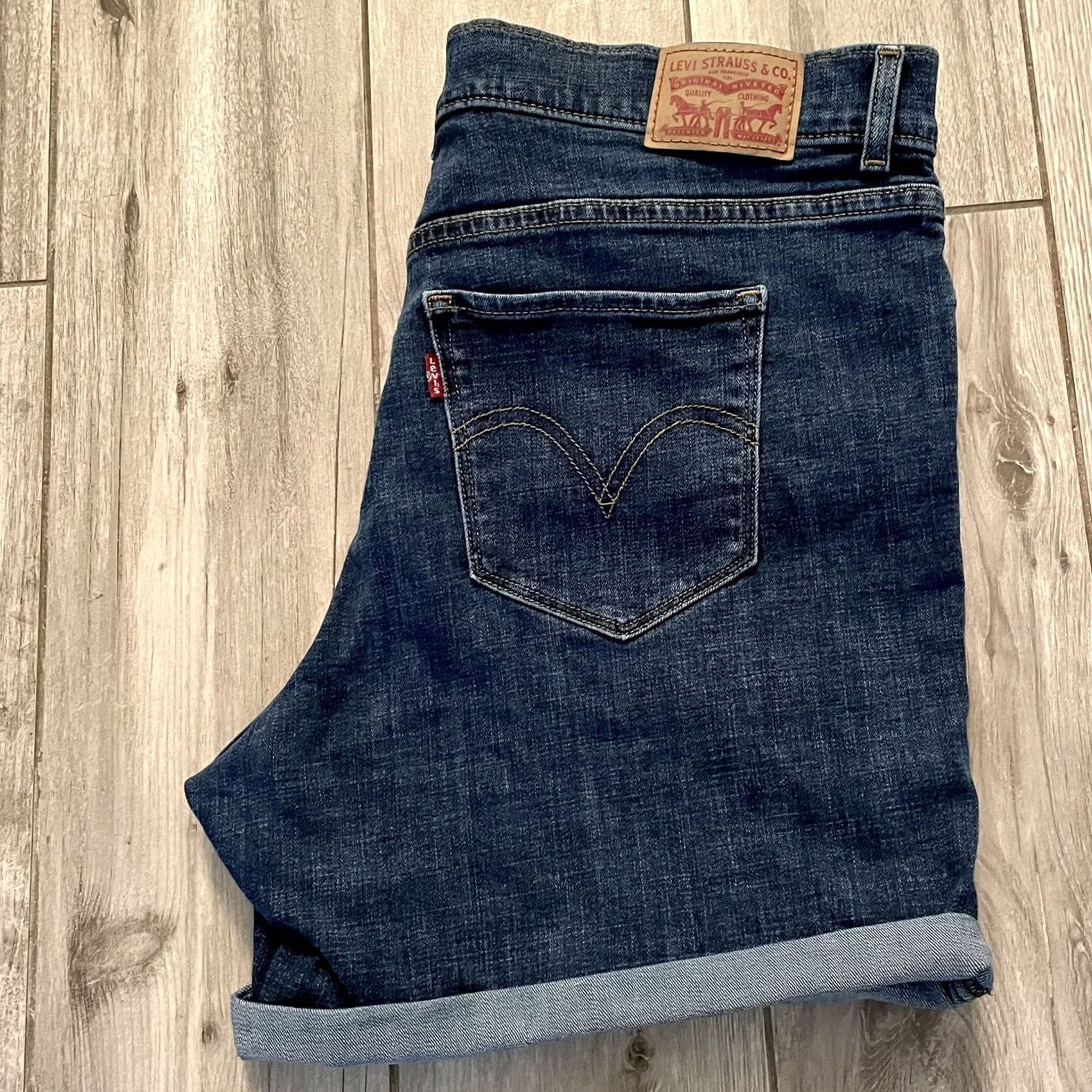 Levi's Levi’s High Rise Denim Cuffed Hem Shorts Jean Cotton Stretch Casual dark 31 Women Regular Size 31 Blue 5-Pocket Zip Fly Button Old Navy Style Size 24" / US 00 / IT 34 - 6 Thumbnail