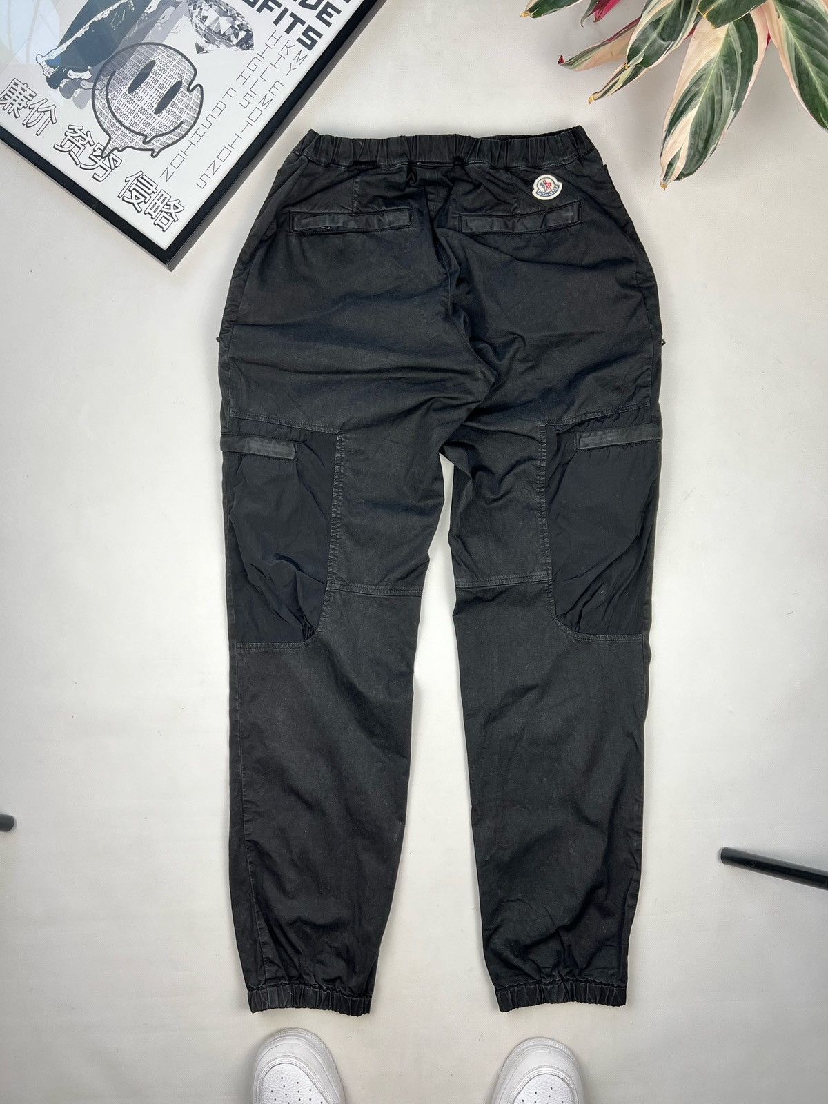 image of Moncler Cargo Pants Grail Multipocket in Black, Men's (Size 30)