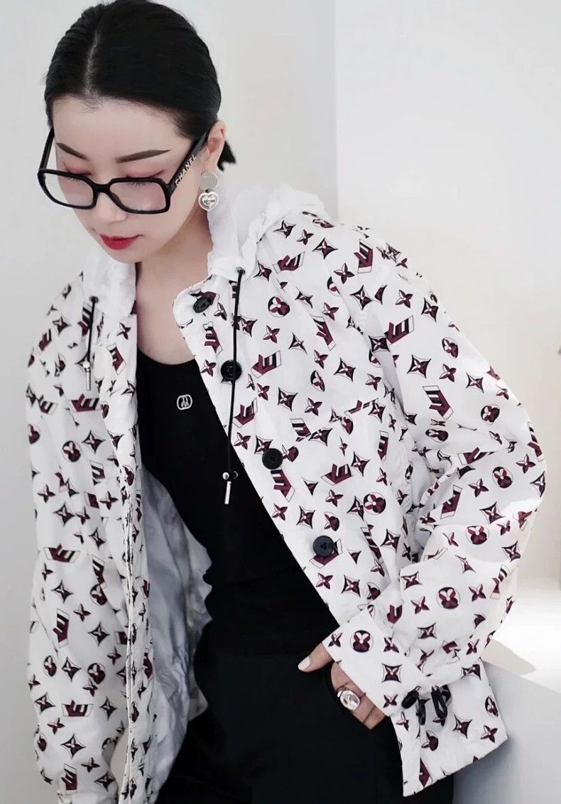 Louis Vuitton Louis Vuitton White logo full print hooded drawstring jack Size XS / US 0-2 / IT 36-38 - 9 Thumbnail