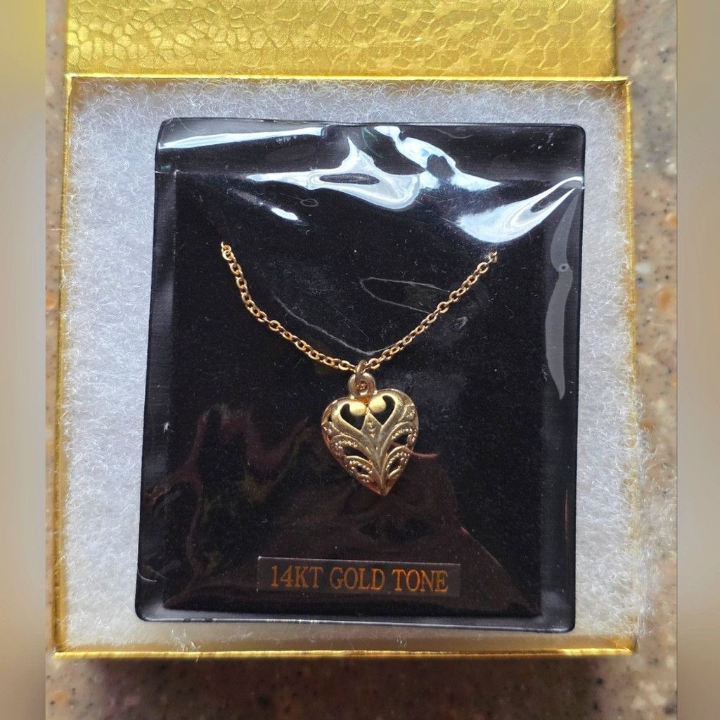 The Unbranded Brand Vintage NWT Gold Tone Filigree Heart Pendant Necklace Size ONE SIZE - 1 Thumbnail