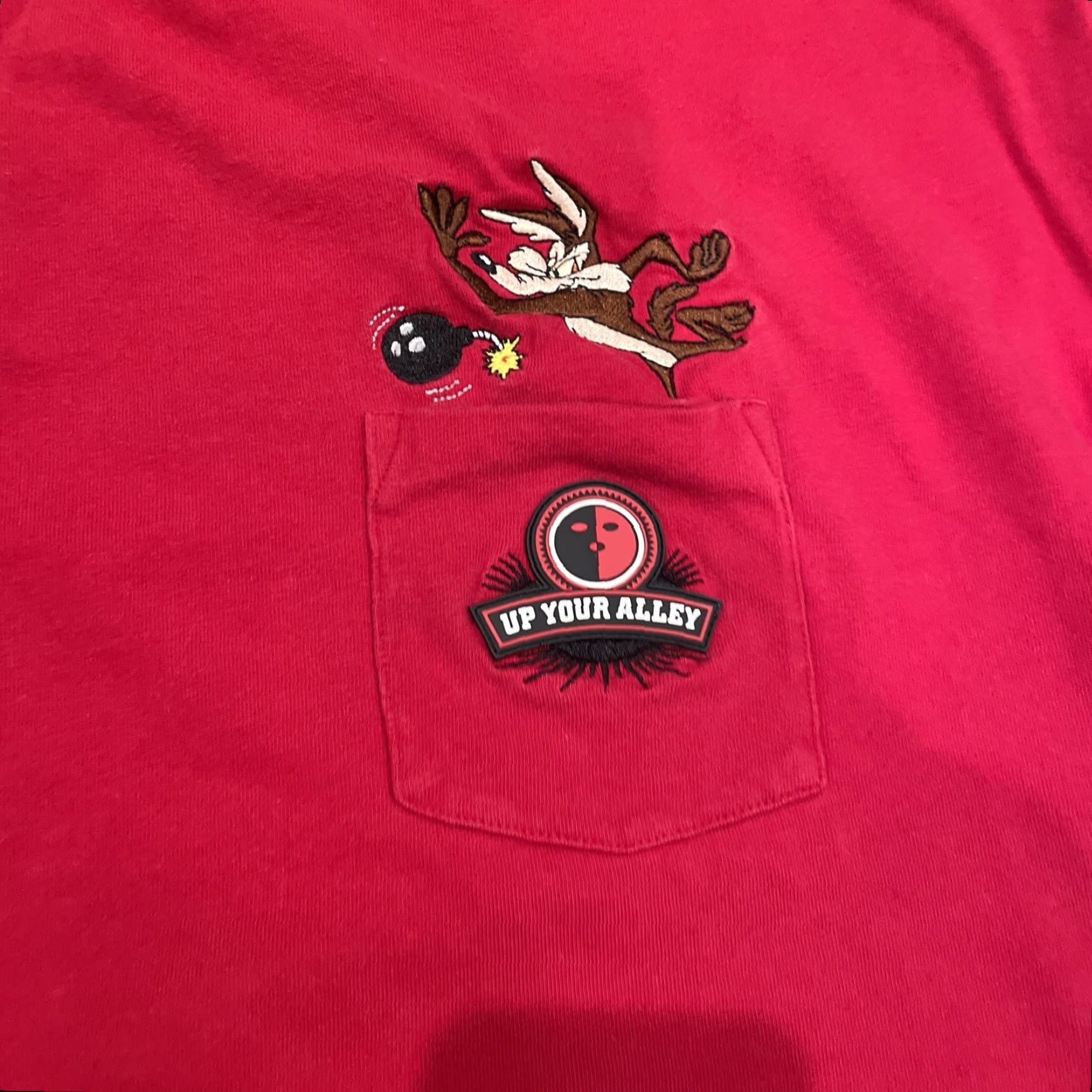Vintage VINTAGE Warner Bros Wiley Coyote Up Your Alley Embroidered T-Shirt Mens XL Red 90s Strip 90s Theme Cowboys Mens XL Size US XL / EU 56 / 4 - 5 Thumbnail