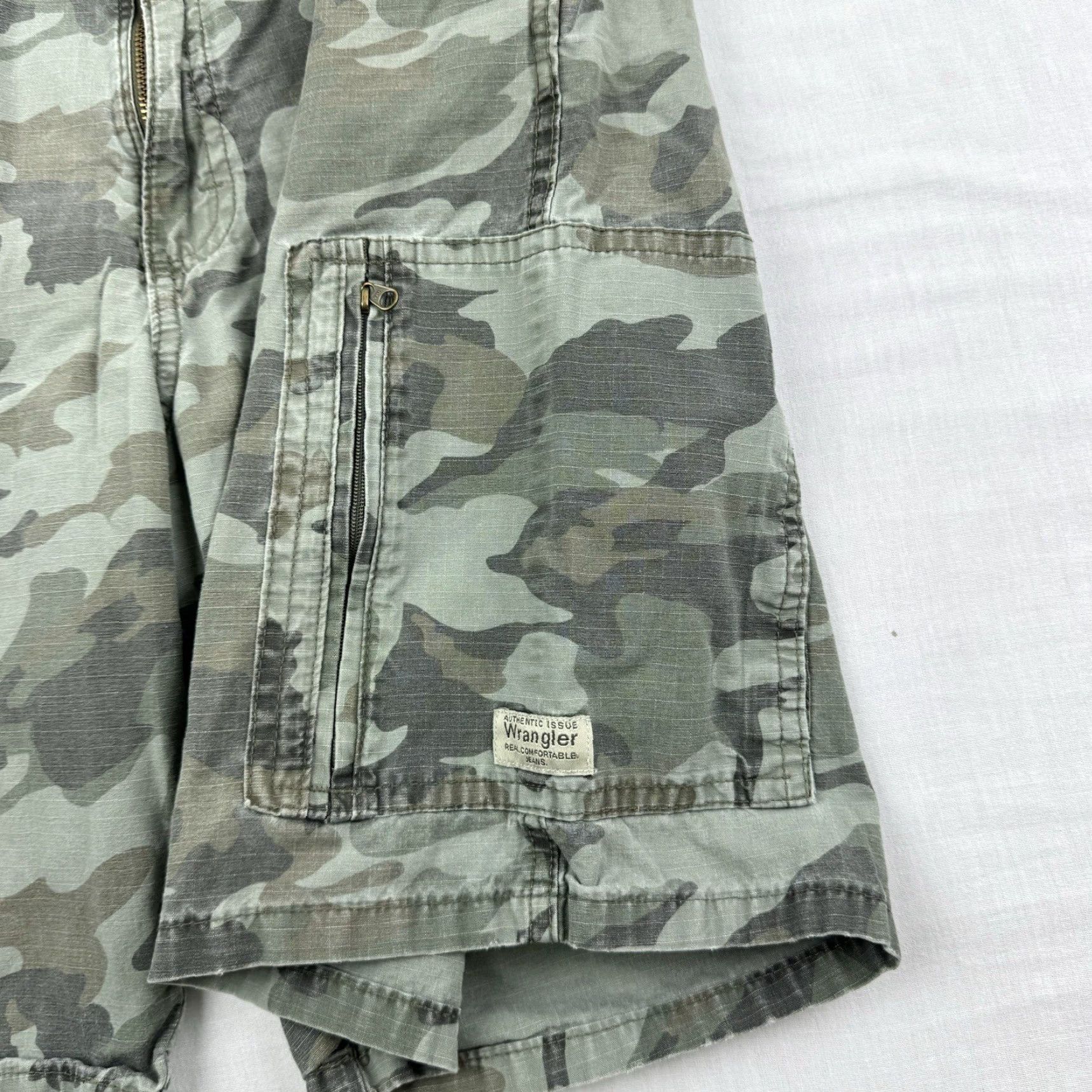 Wrangler VINTAGE Wrangler Cargo Shorts Adult 36 Camo Relaxed Fit Green American Grunge Mens Size US 36 / EU 52 - 3 Thumbnail
