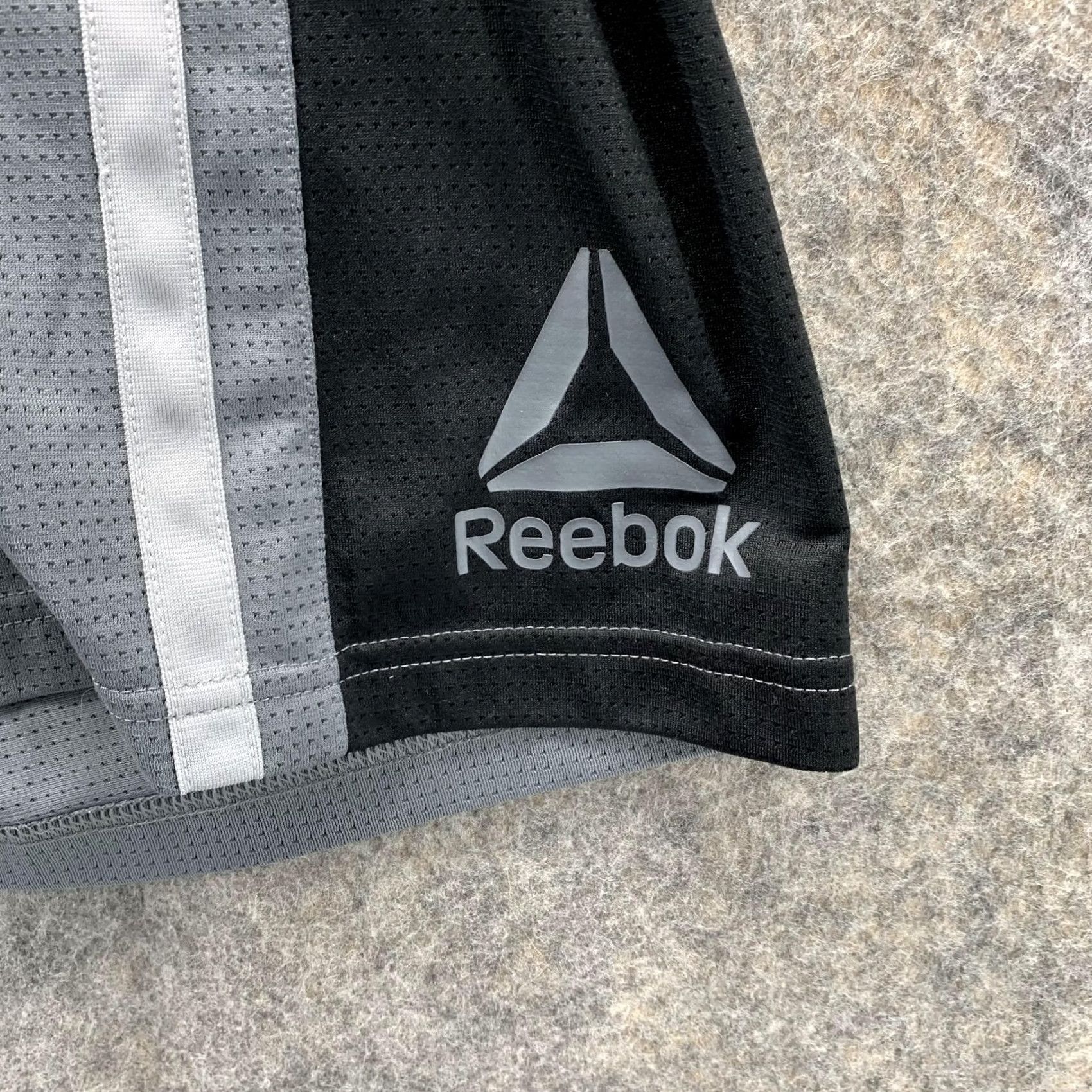 Reebok Reebok Shorts Men Medium Logo Grey Outdoors Athletic Basketball Gym CrossFit Casual Size US 31 - 2 Thumbnail