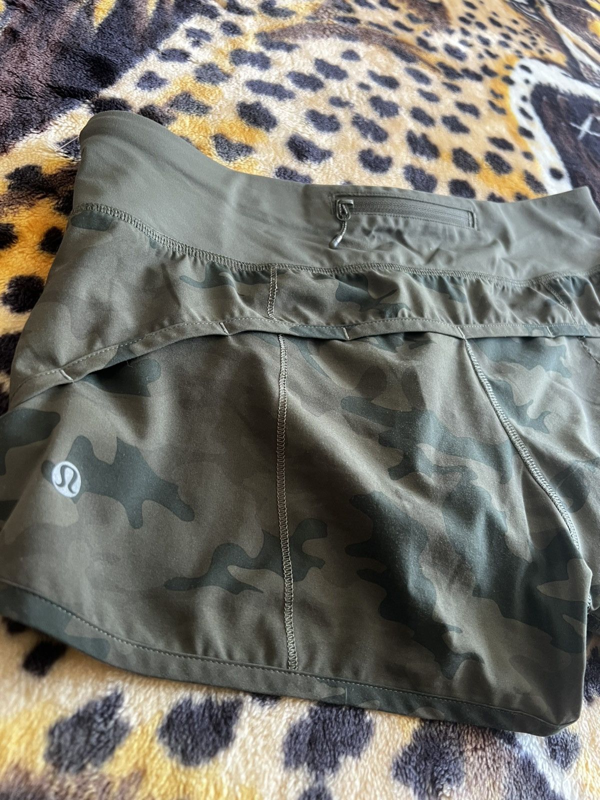 Lululemon Lululemon Activewear Camo Women’s Shorts Size 28" / US 6 / IT 42 - 2 Thumbnail