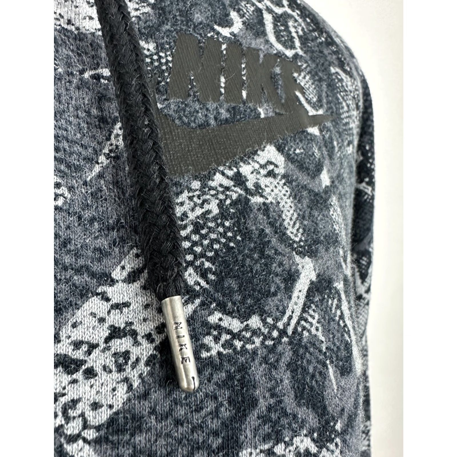 Nike VINTAGE Nike Hoodie Sweatshirt Womens Large Snakeskin Print Charcoal Gray Full Zip Gym Size L / US 10 / IT 46 - 4 Thumbnail