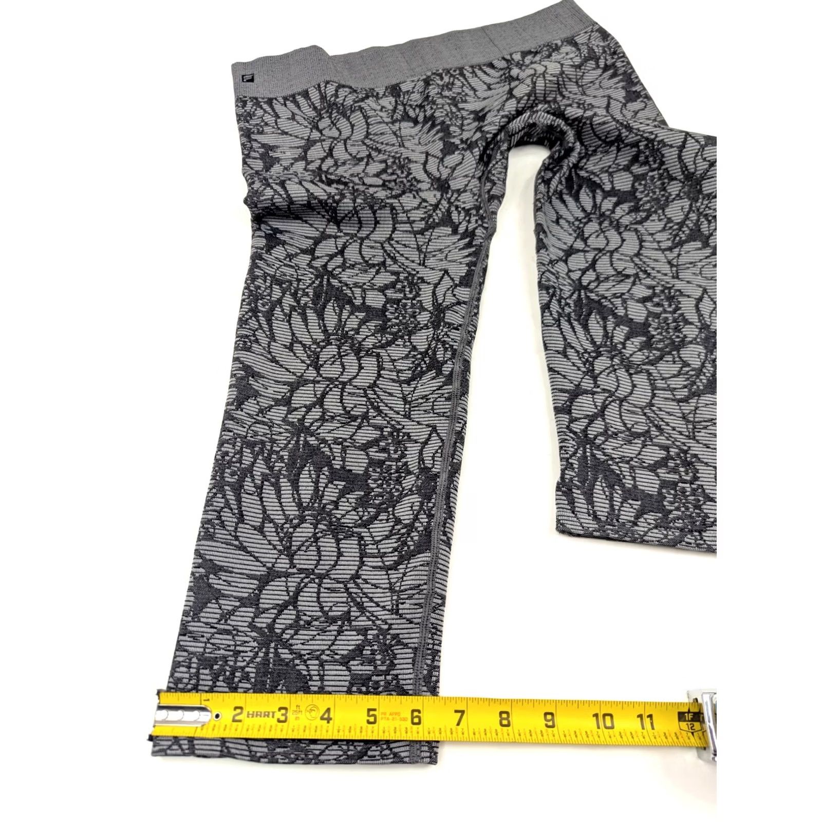 Fabletics Fabletics Gray Textured Cropped Legging Pants Women L Leggings Cropped Athletic 30x16 EUC Mens Women Girls Size 36" / US 14 / IT 50 - 3 Thumbnail