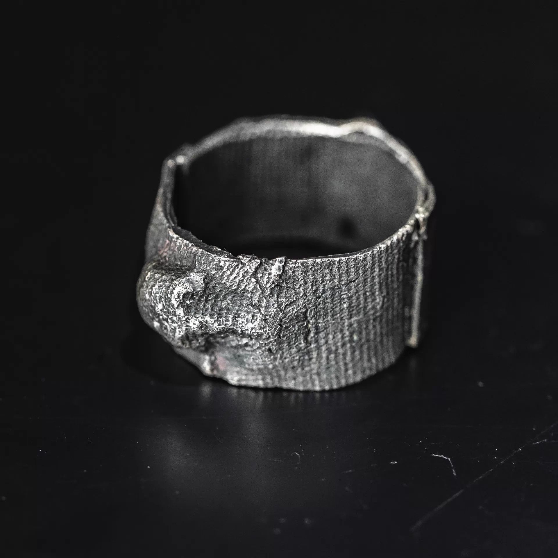 DETAJ Detaj Worn Silver Dark Embossed Skull Bandage Ring Size ONE SIZE - 6 Thumbnail