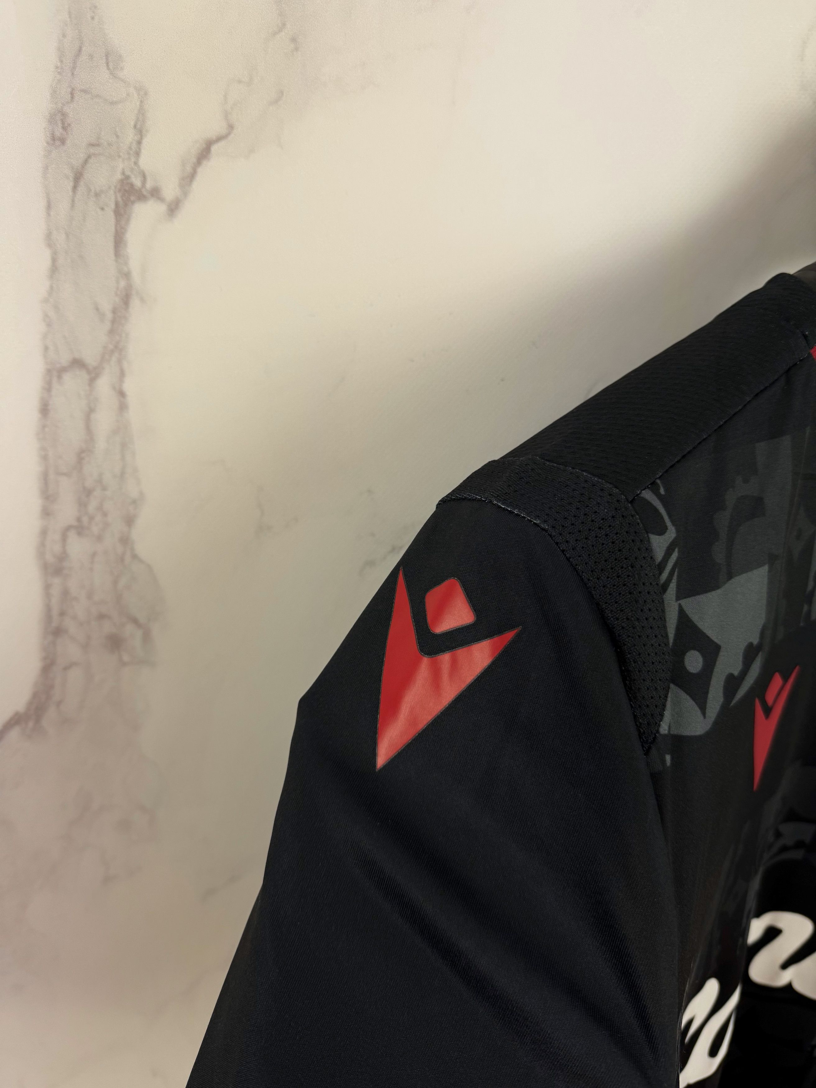 Macron Macron Reading Jersey 2019 - 20 Season Away Type Size XL Size US XL / EU 56 / 4 - 8 Thumbnail