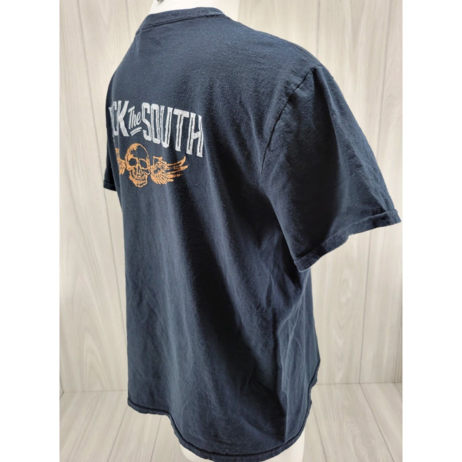 Gildan Rock The South Adult XL T Shirt Black Rock Concert Gildan Unisex Short Sleeve Vintage? (Note: As per rules, only rearranging original words) Size US XL / EU 56 / 4 - 5 Thumbnail